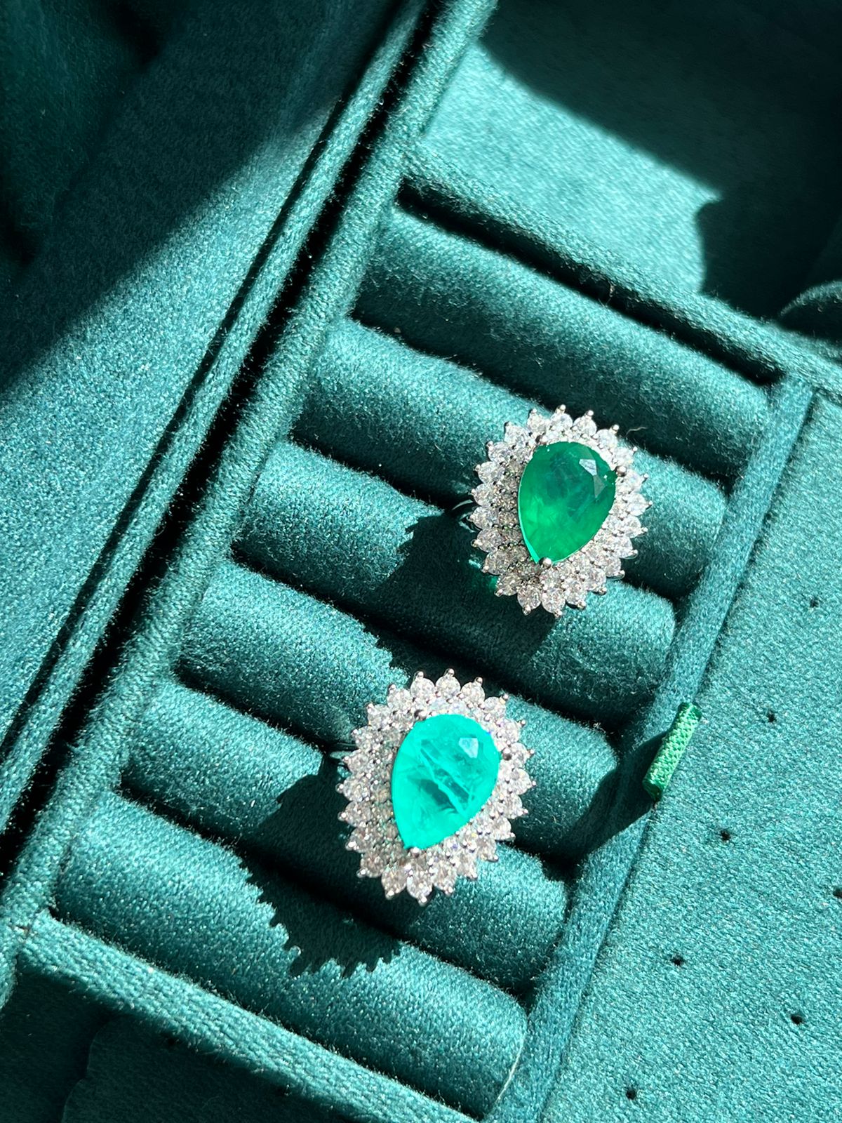 Anel Charlotte com Zircônia Cristal e Fusion Verde Esmeralda em Banho de Ródio Branco