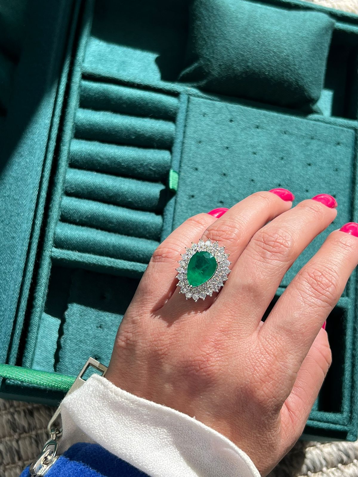 Anel Charlotte com Zircônia Cristal e Fusion Verde Esmeralda em Banho de Ródio Branco