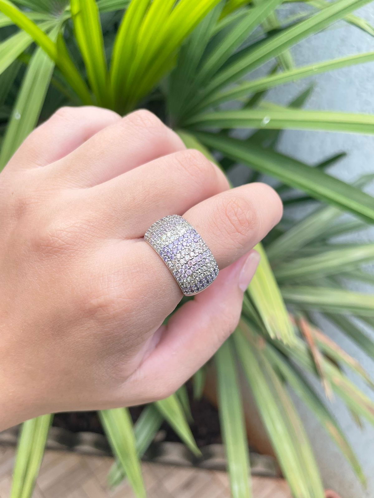 Anel com 8 Fileiras de Micro Zircônia Colorida em Banho de Ródio Branco