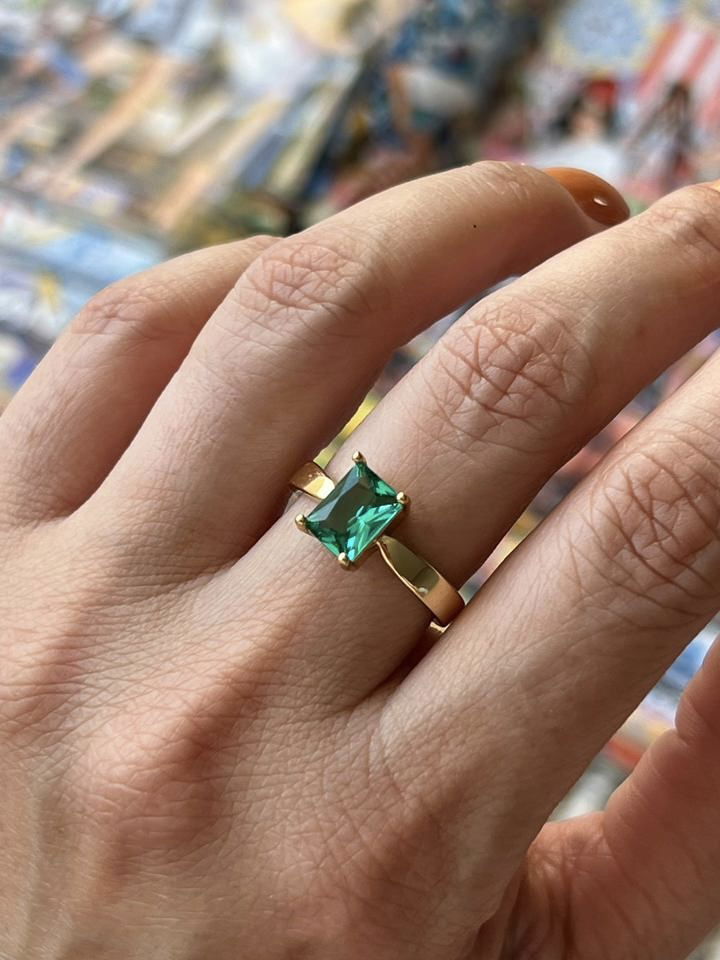 Anel com Baguete Turmalina Verde em Banho de Ouro