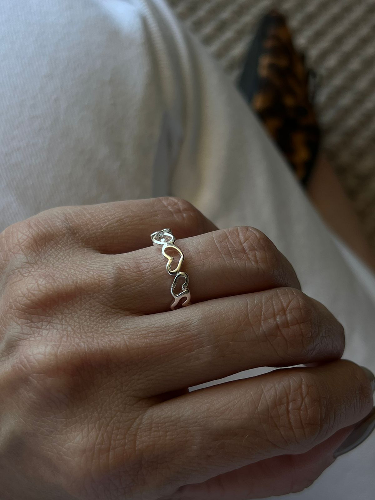 Anel com Corações Vazados em Banho de Prata