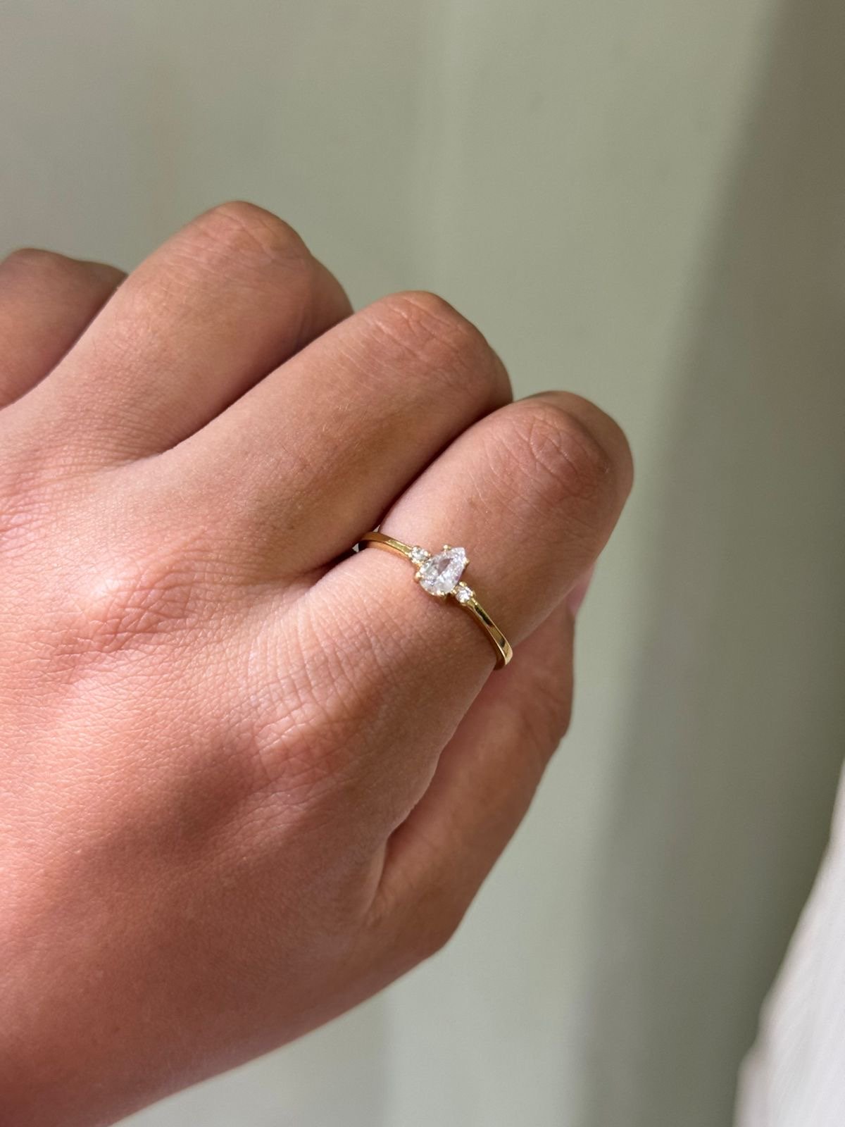 Anel com Gotinha Zircônia Cristal em Banho de Ouro