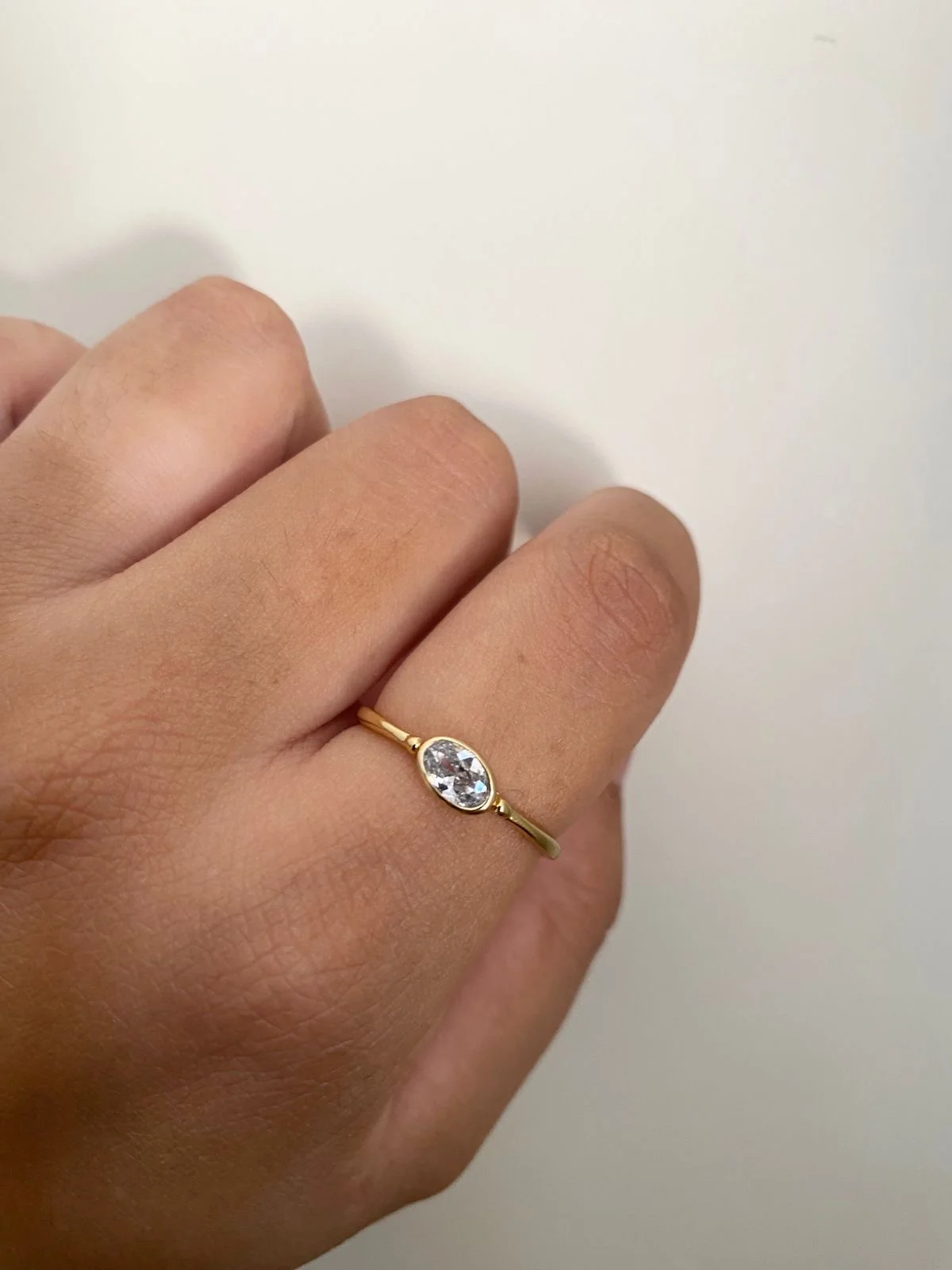 Anel com Pedra Oval com Detalhes em Banho de Ouro