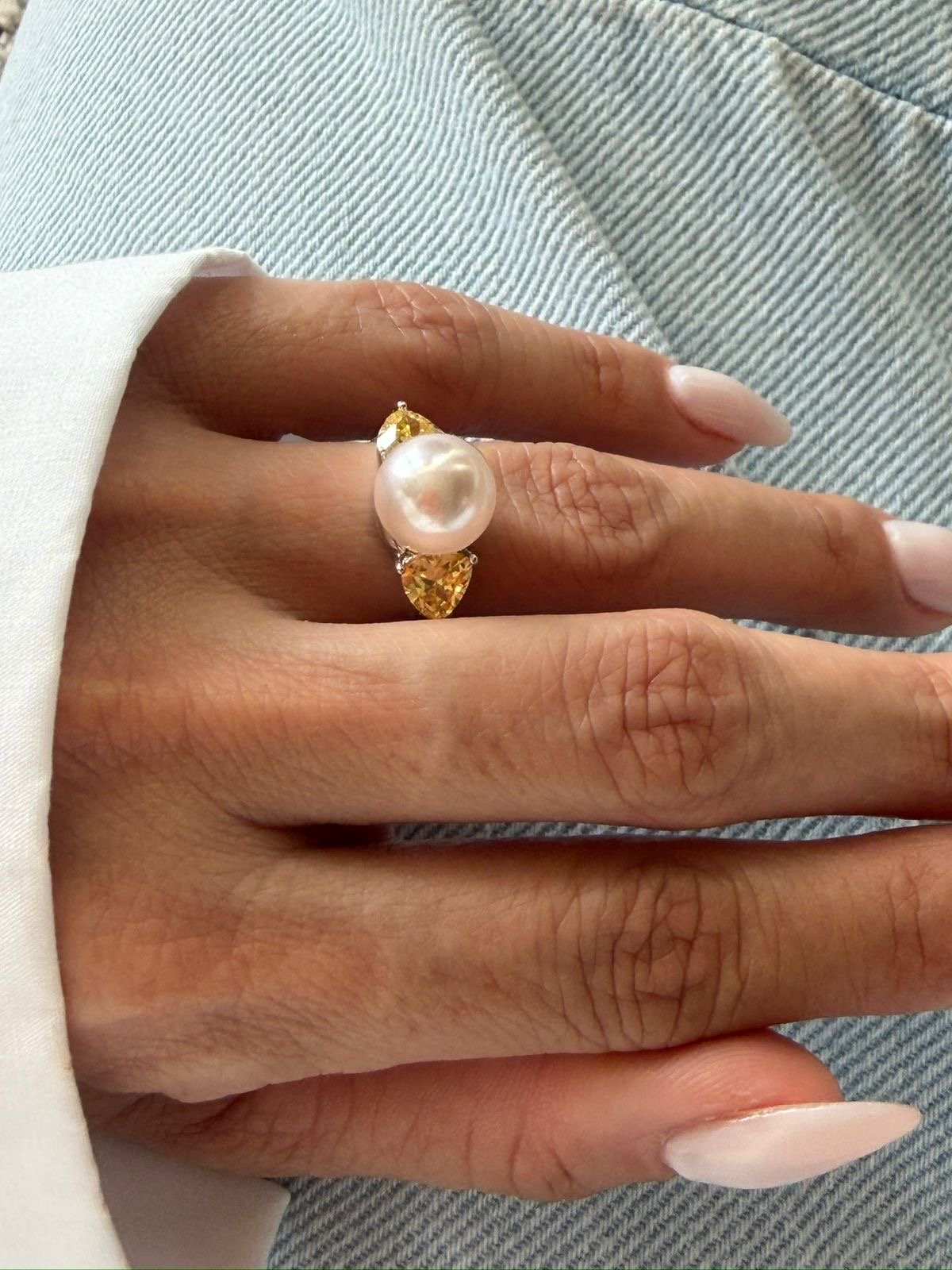 Anel com Pérola Shell Rosada e Zircônia Citrino em Banho de Ródio Branco