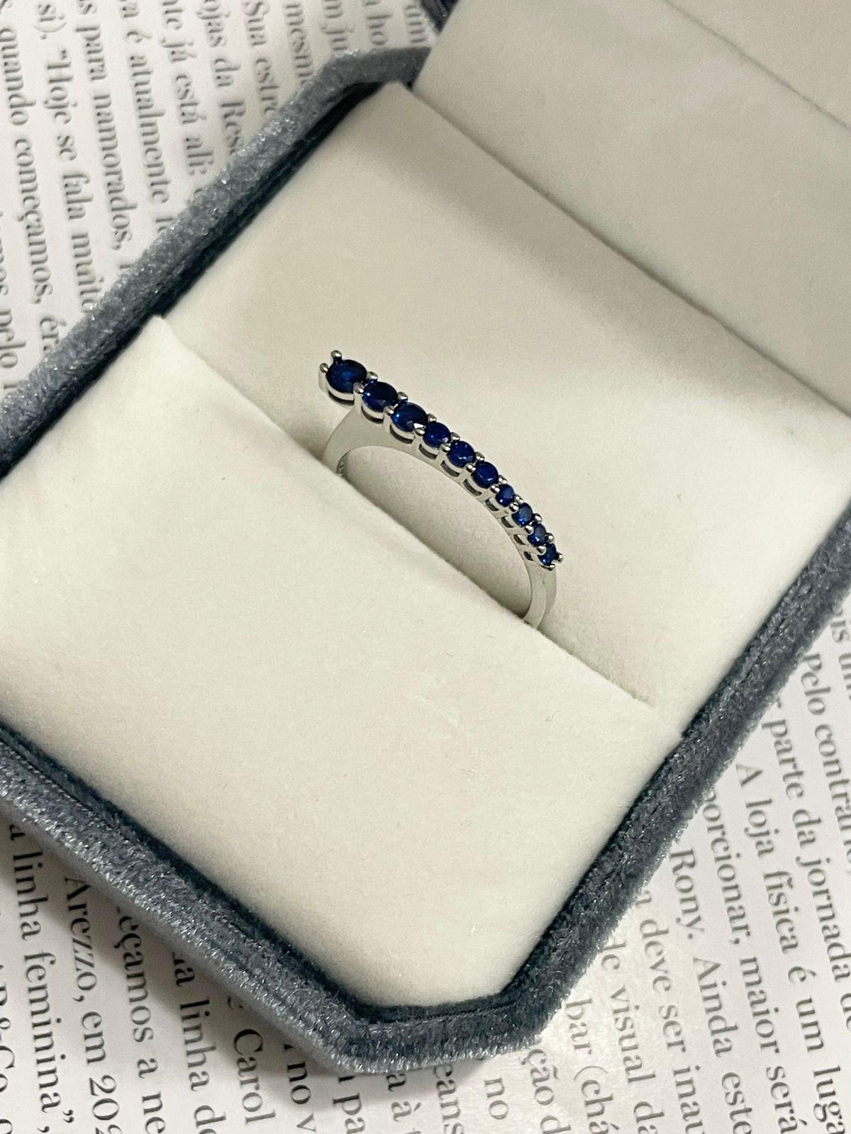 Anel com Zircônia Azul Safira em Banho de Ródio Branco