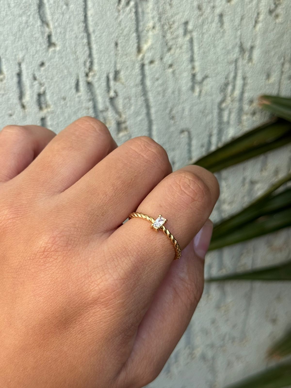 Anel Com Zircônia Baguete Cristal em Banho de Ouro