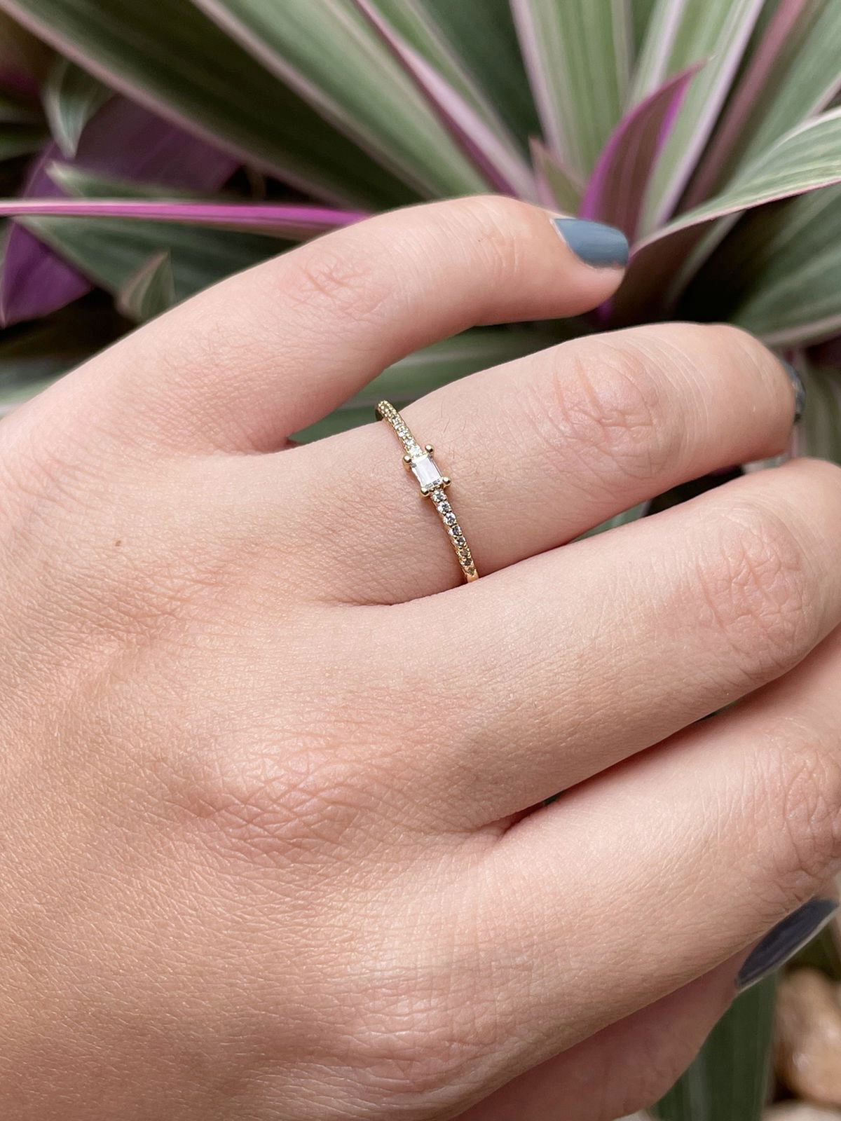 Anel com Zircônia Baguete em Banho de Ouro