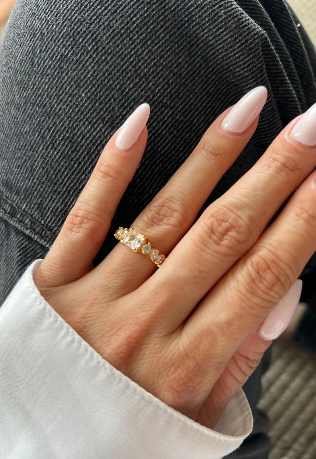 Anel com Zircônia Carrê em Banho de Ouro