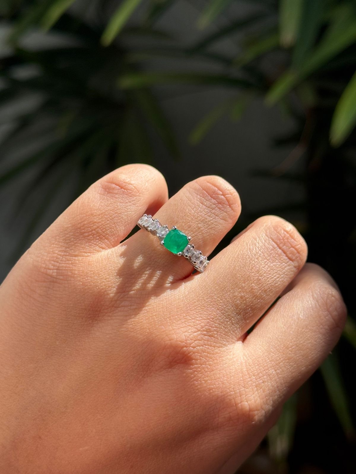 Anel com Zircônia Carrê Fusion Verde Esmeralda em Banho de Ródio Branco