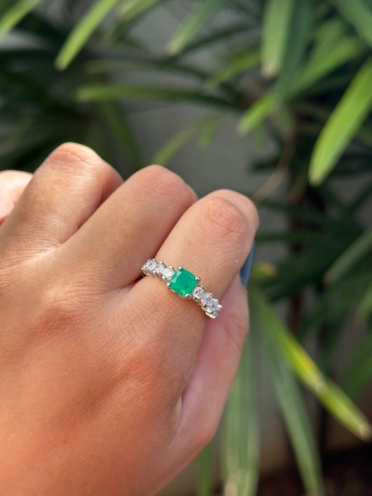 Anel com Zircônia Carrê Fusion Verde Esmeralda em Banho de Ródio Branco