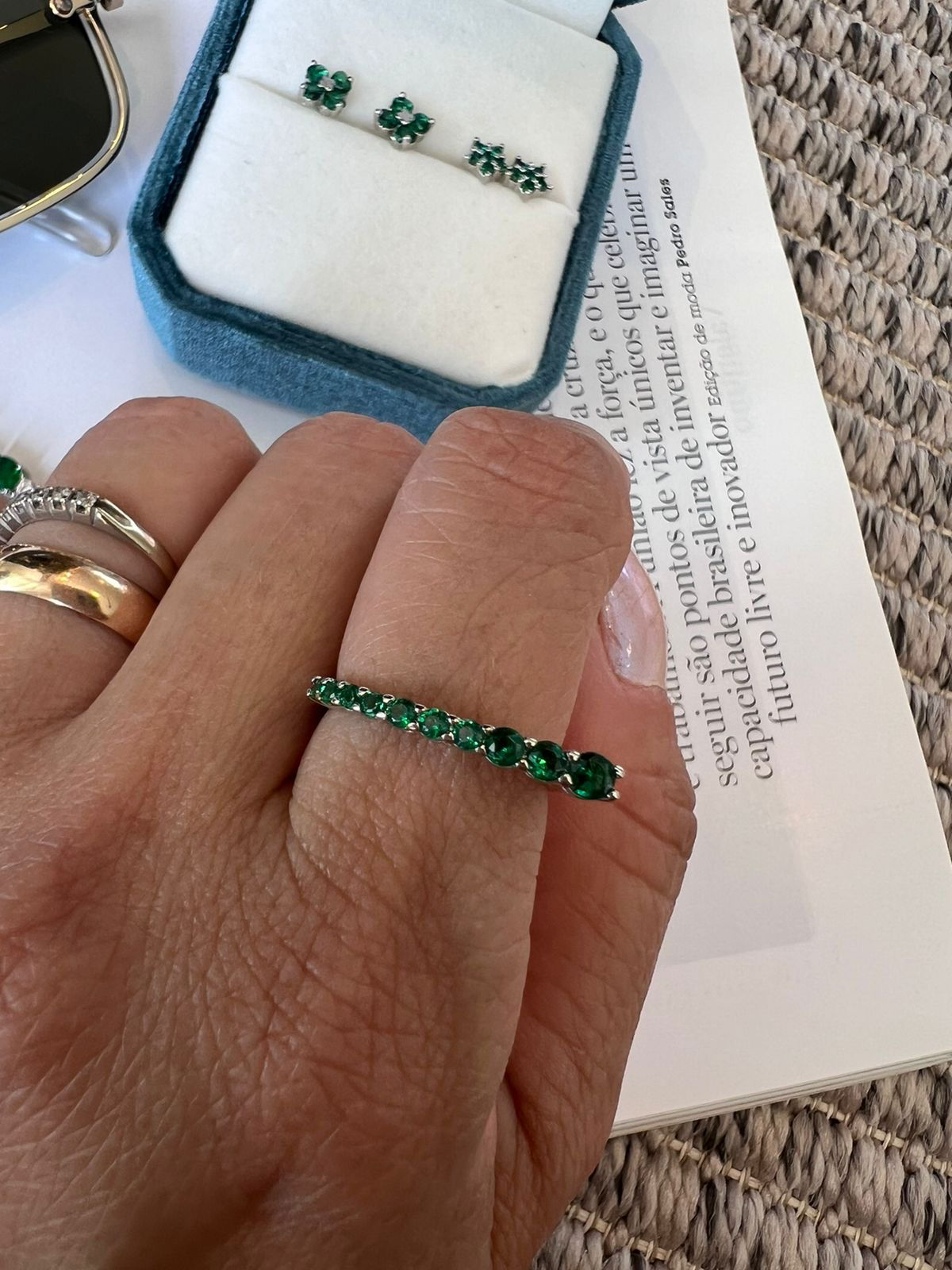 Anel com Zircônia Verde Esmeralda em Banho de Ródio Branco