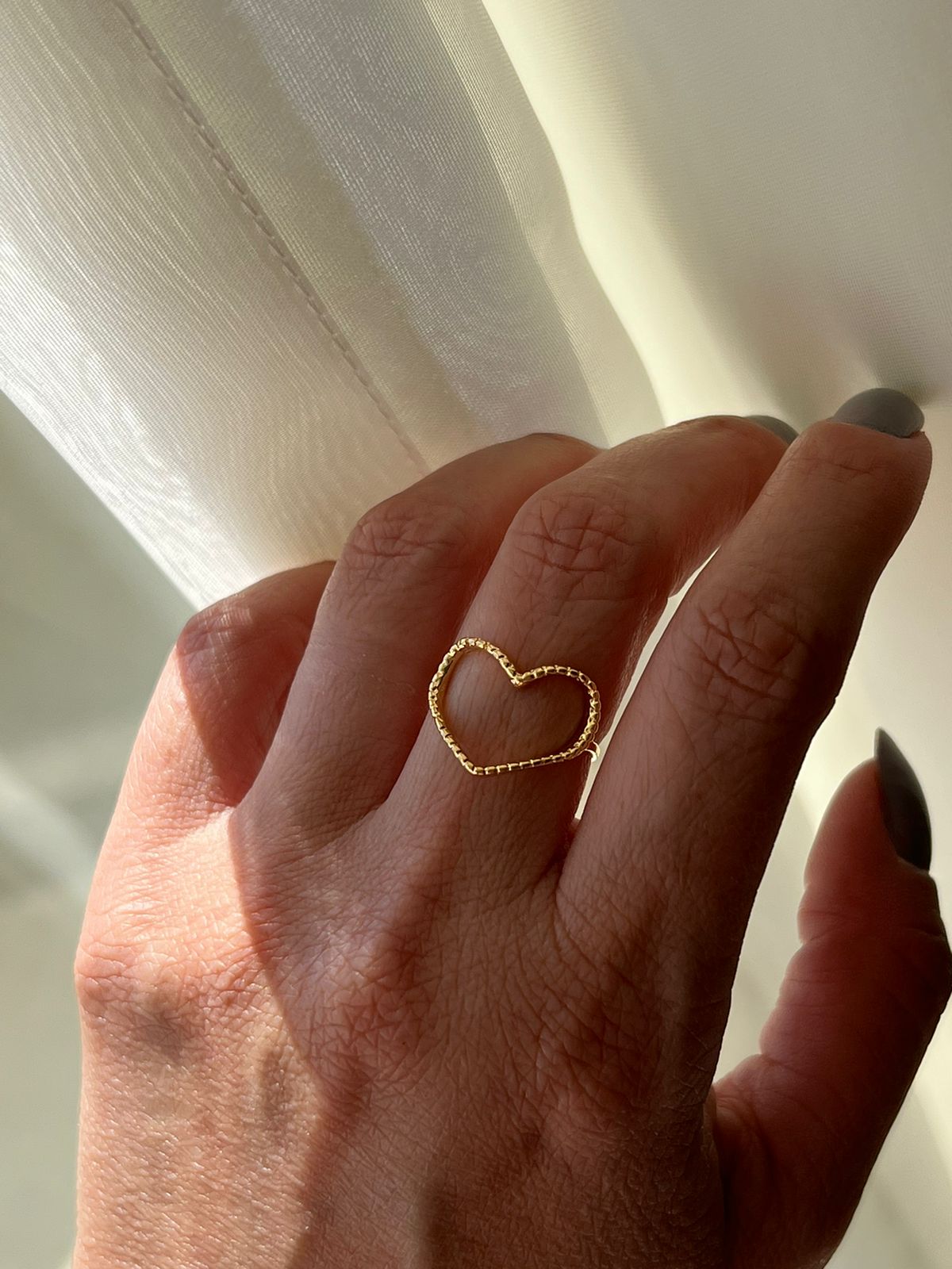 Anel Coração com Detalhes de Bolinha em Banho de Ouro