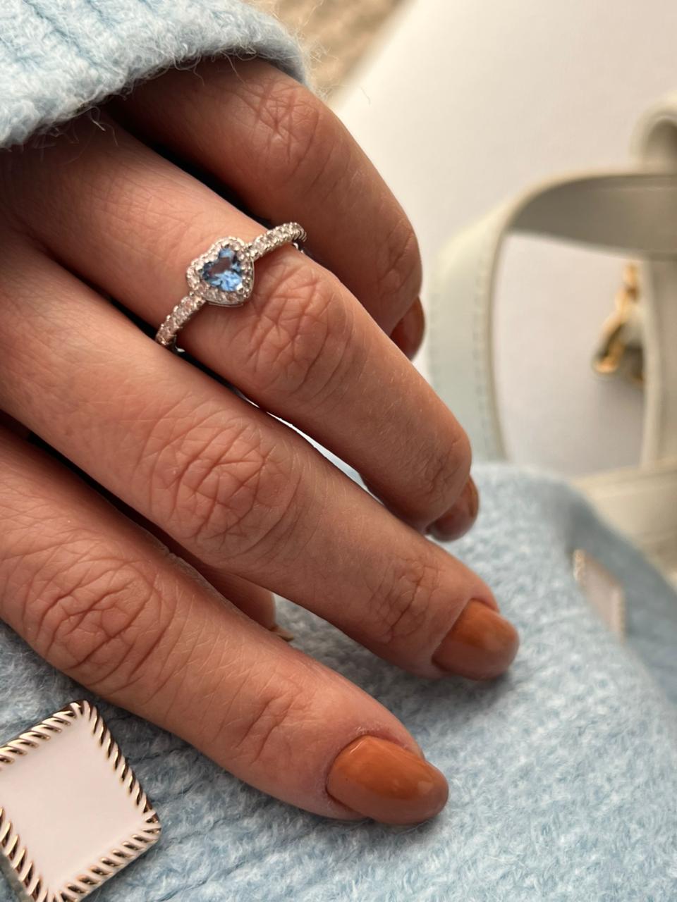 Anel Coração com Zircônia Cristal e Azul em Banho de Ródio Branco