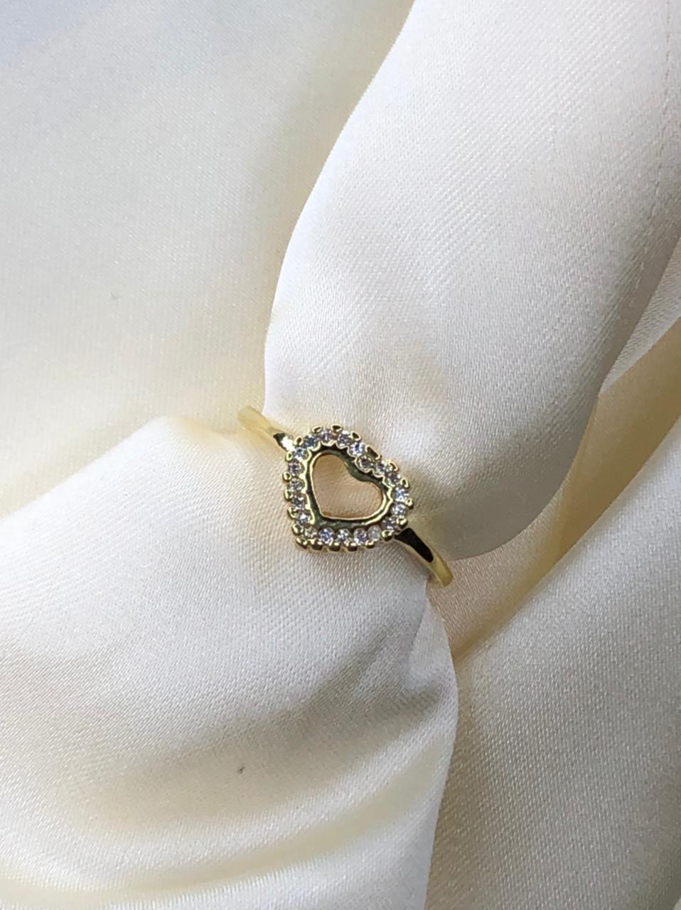 Anel Coração Vazado com Micro Zircônia em Banho de Ouro