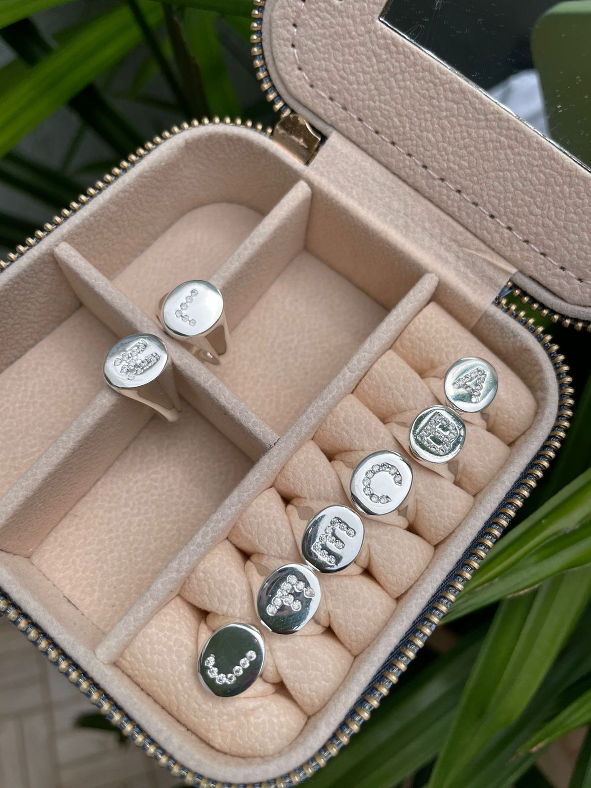 Anel de Dedinho Letras em Banho de Prata