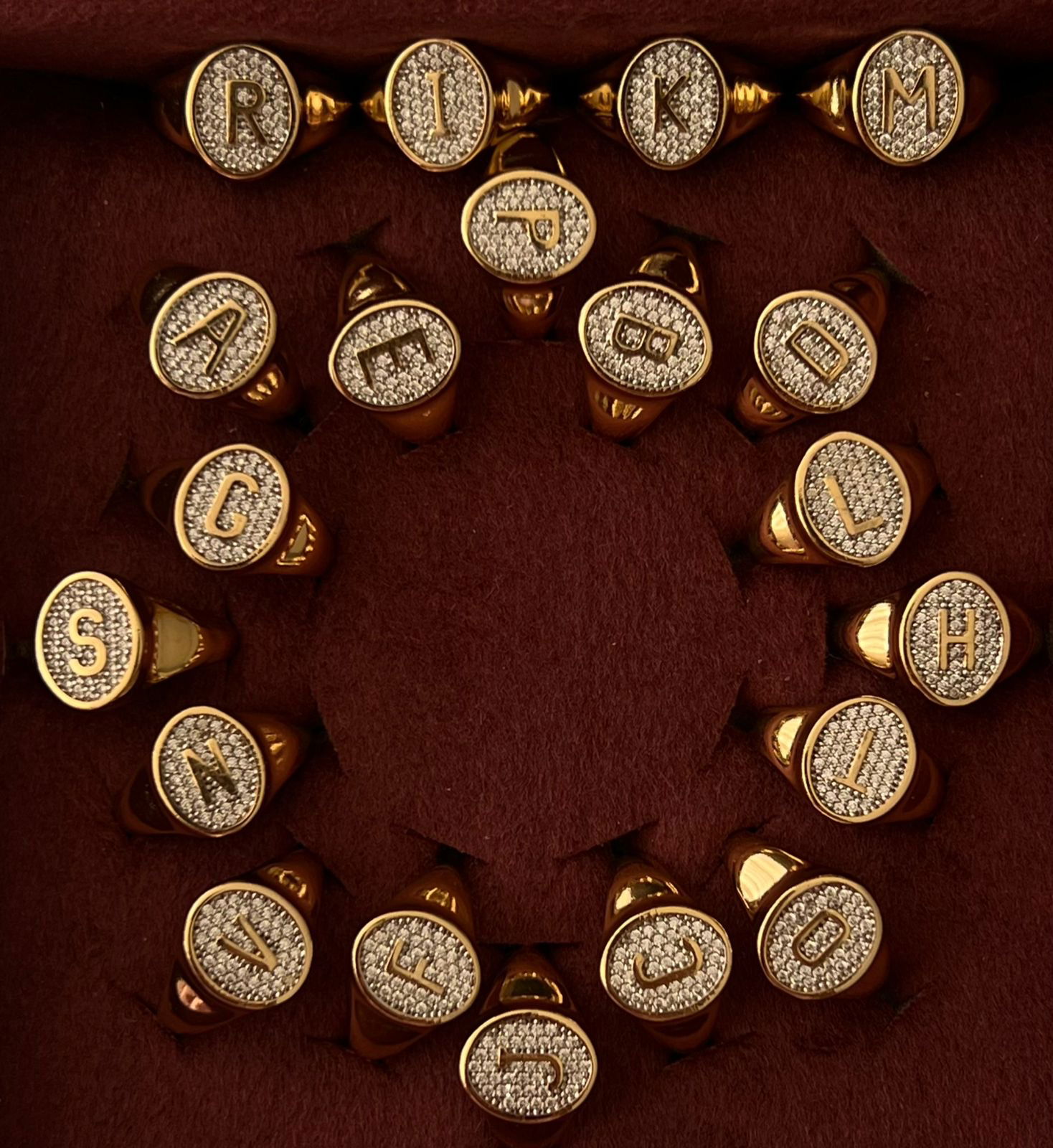 Anel Dedinho Regulável com Letra em Banho de Ouro