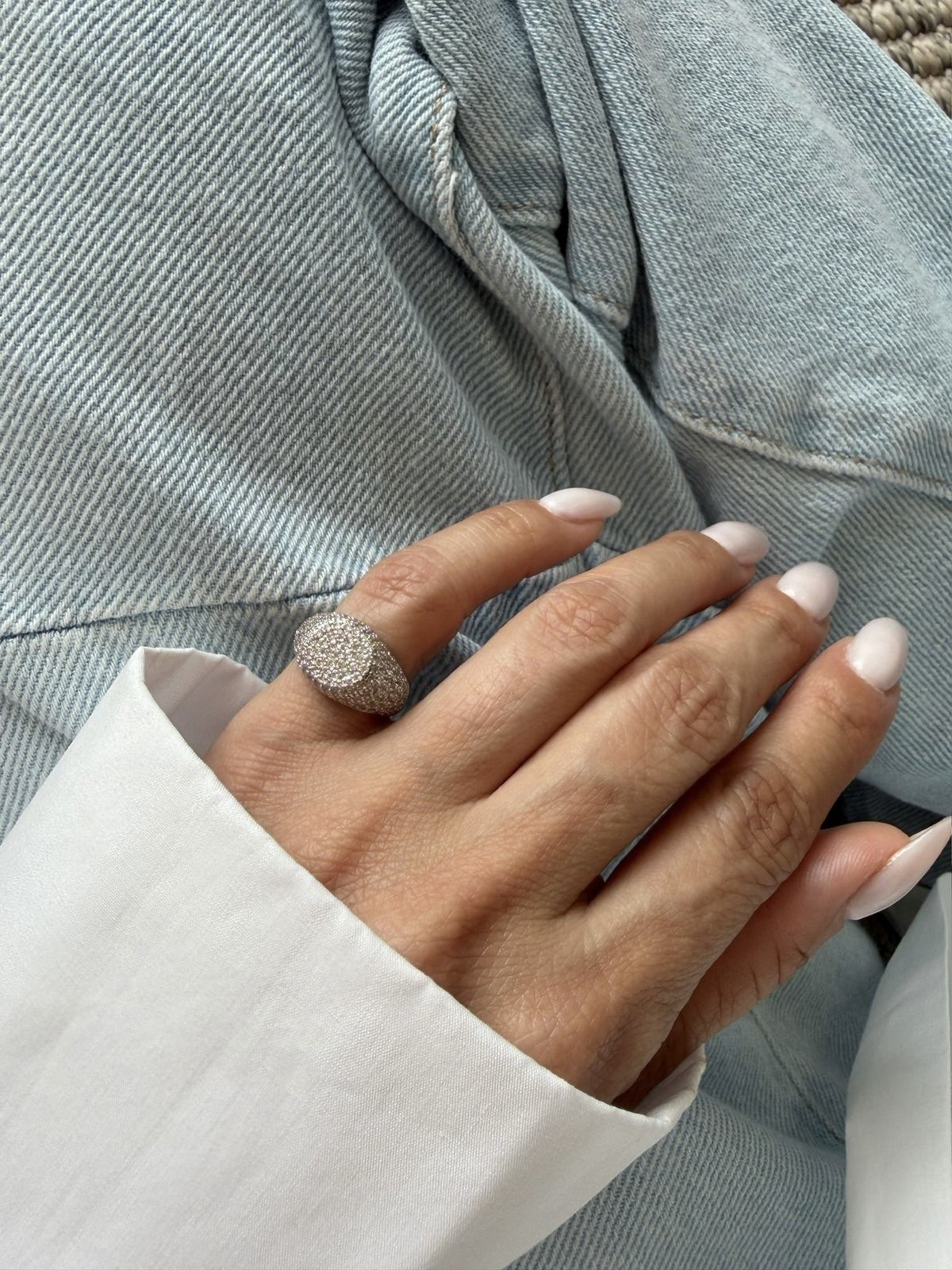 Anel Dedinho Regulável com Zircônia Cristal em Banho de Ródio Branco