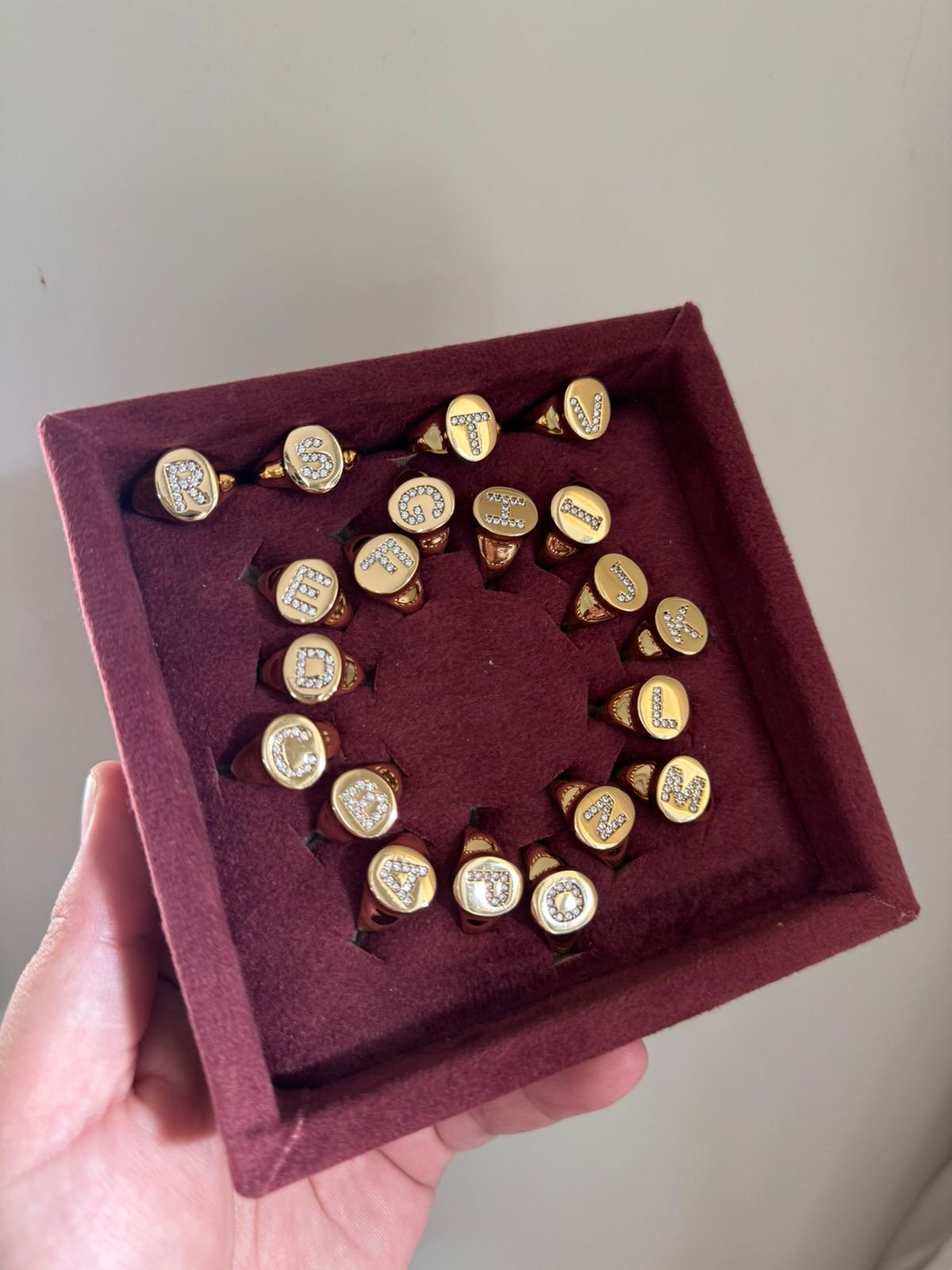 Anel Dedinho Letra Regulável com Zircônia Cristal em Banho de Ouro