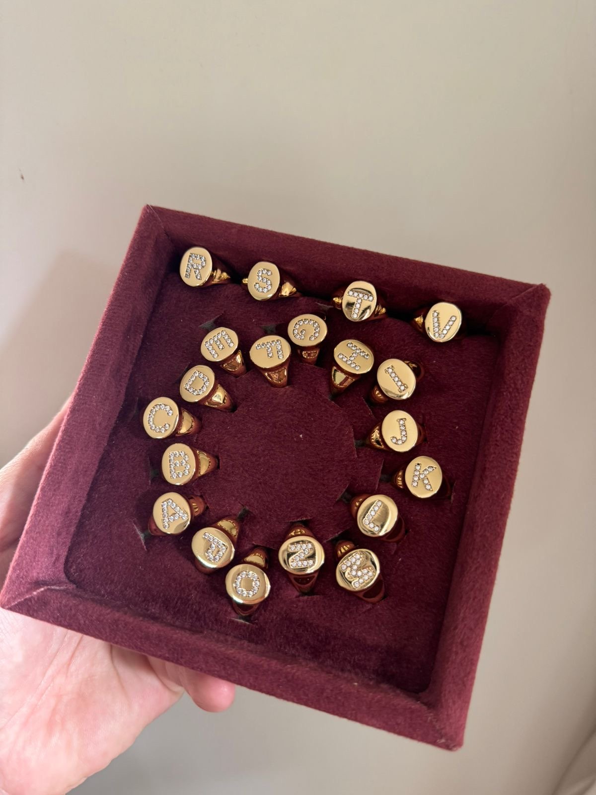Anel Dedinho Letra Regulável com Zircônia Cristal em Banho de Ouro