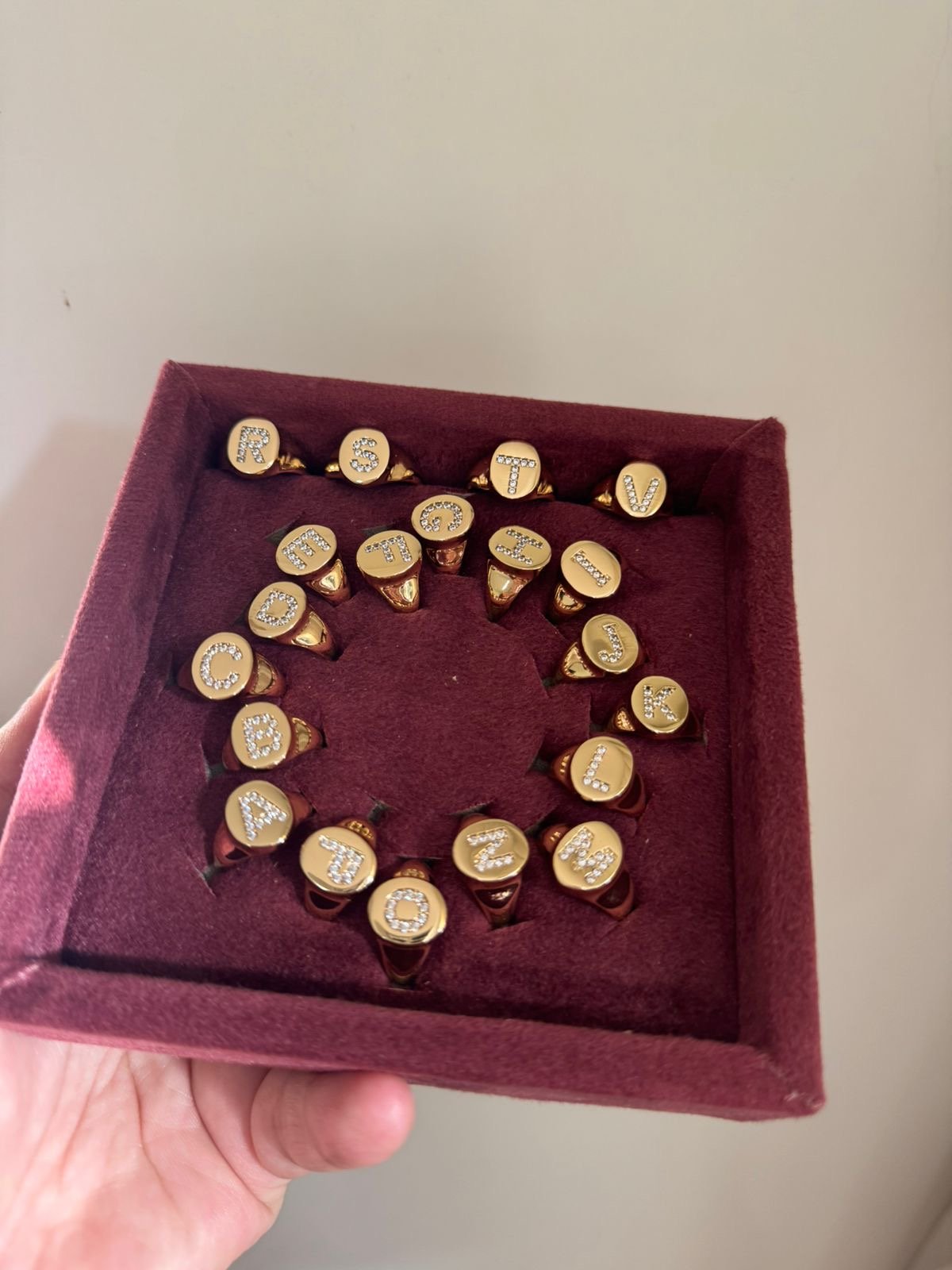 Anel Dedinho Letra Regulável com Zircônia Cristal em Banho de Ouro
