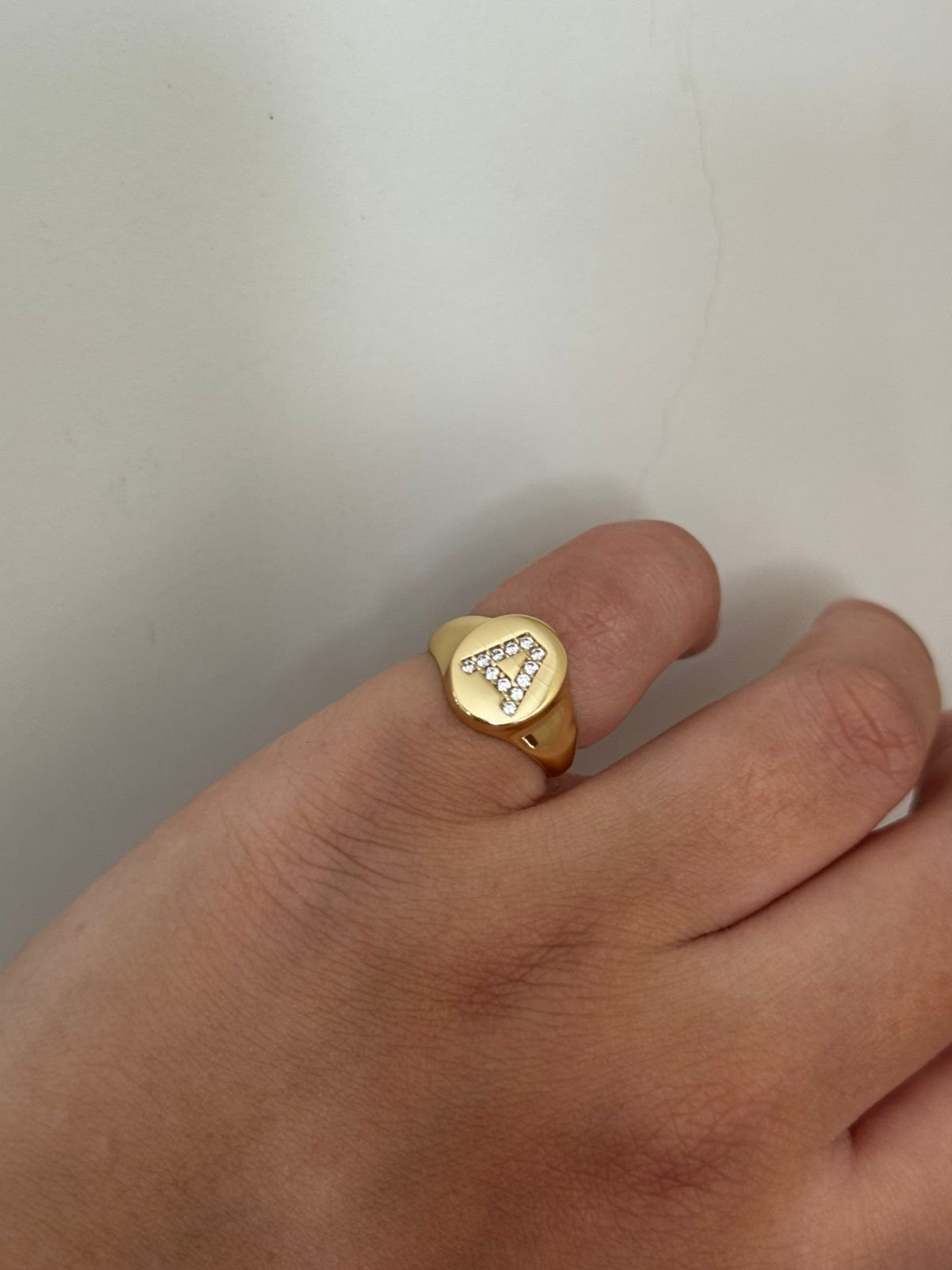 Anel Dedinho Letra Regulável com Zircônia Cristal em Banho de Ouro