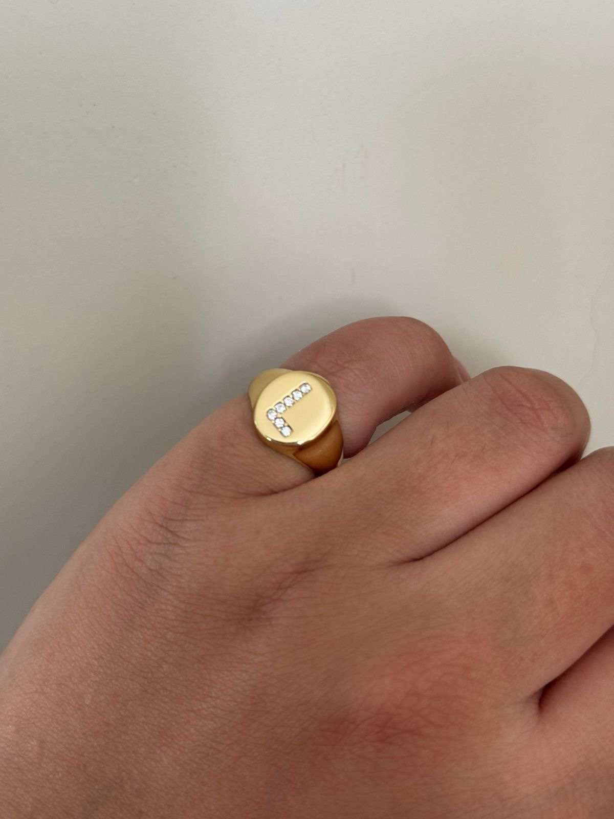 Anel Dedinho Letra Regulável com Zircônia Cristal em Banho de Ouro