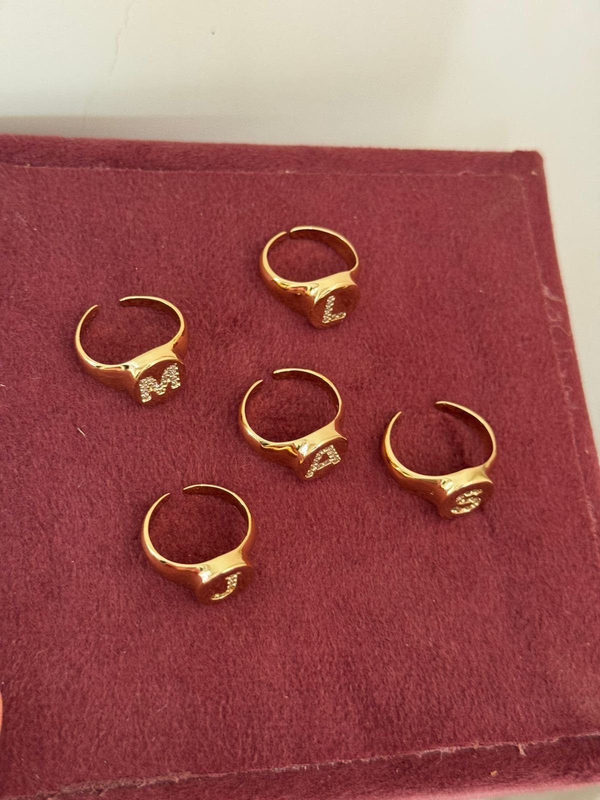Anel Dedinho Letra Regulável com Zircônia Cristal em Banho de Ouro