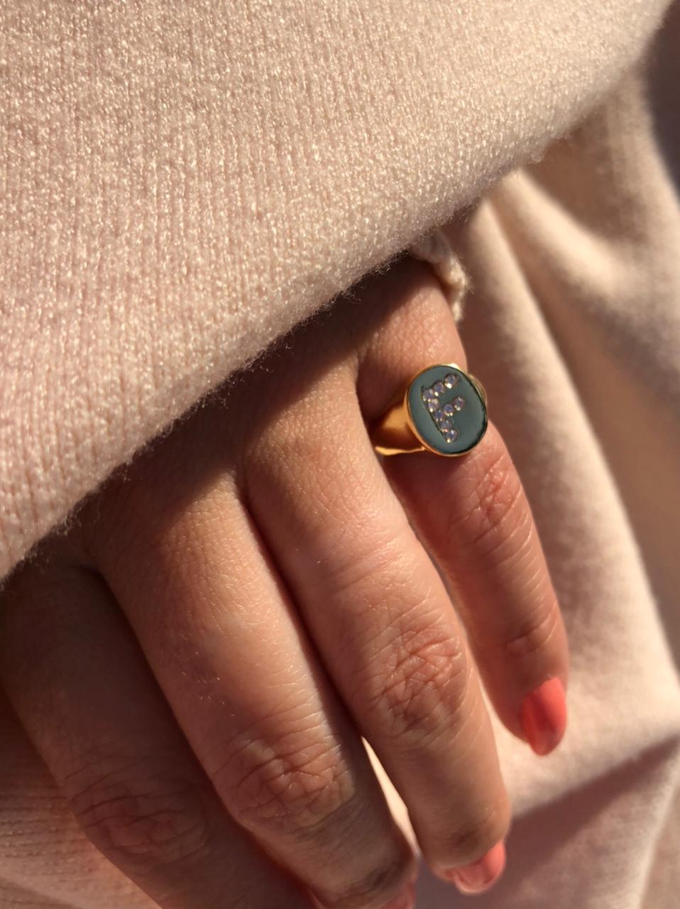 Anel Dedinho Letras em Banho de Ouro