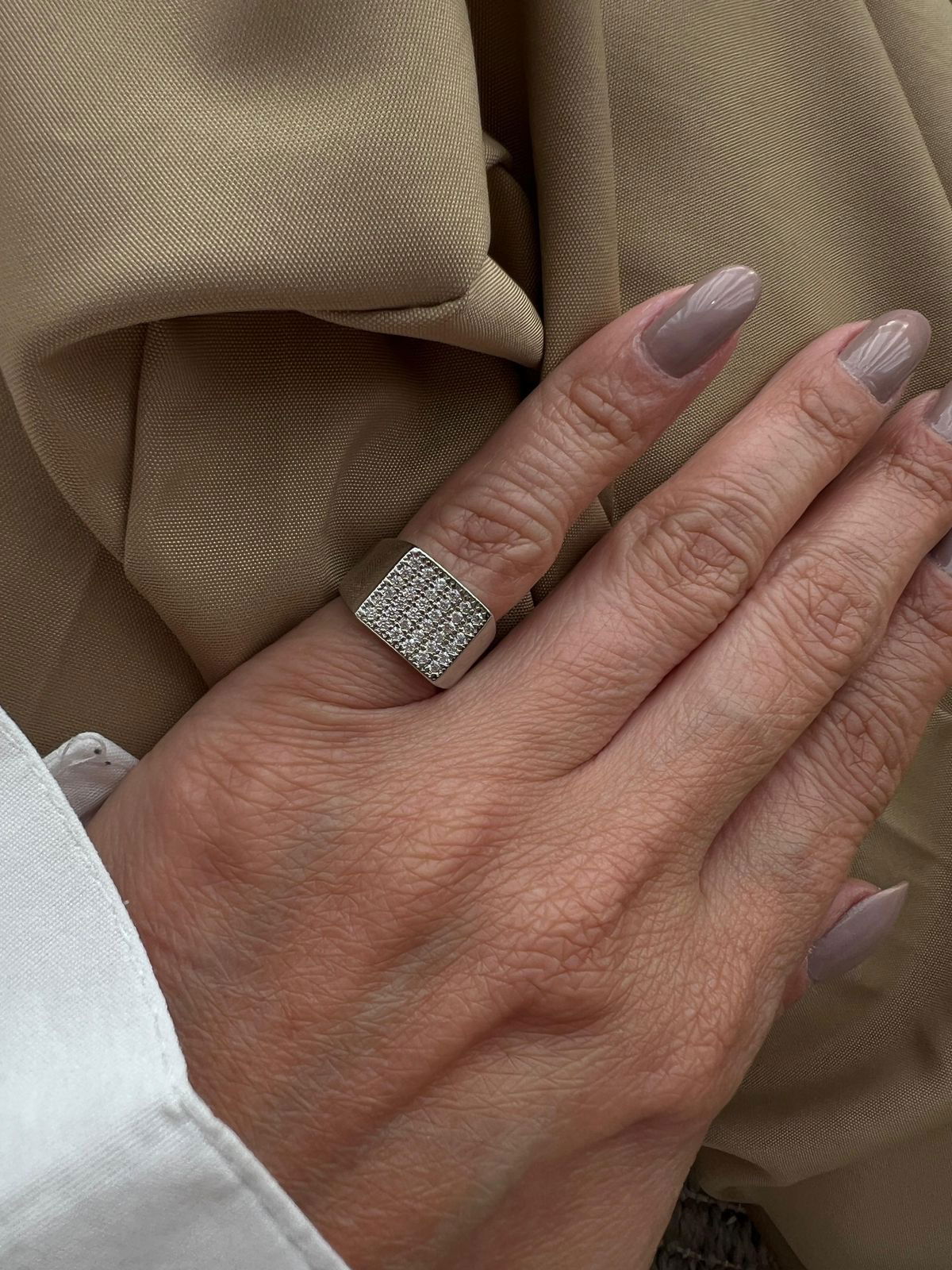 Anel Dedinho Quadradinho com Zircônia Cristal em Banho de Ródio Branco