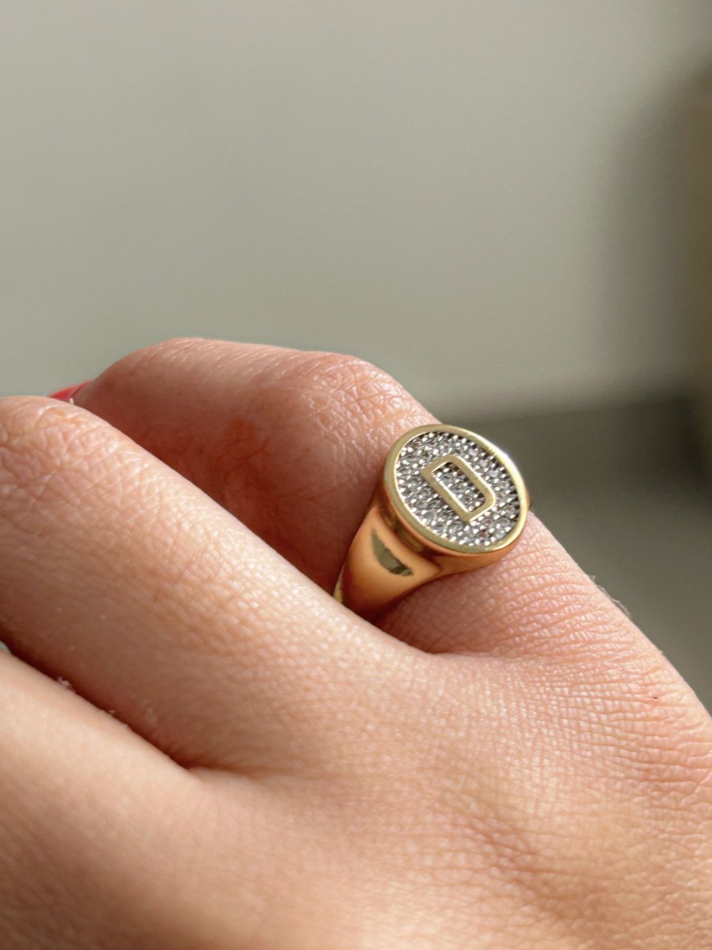 Anel Dedinho Regulável com Letra em Banho de Ouro