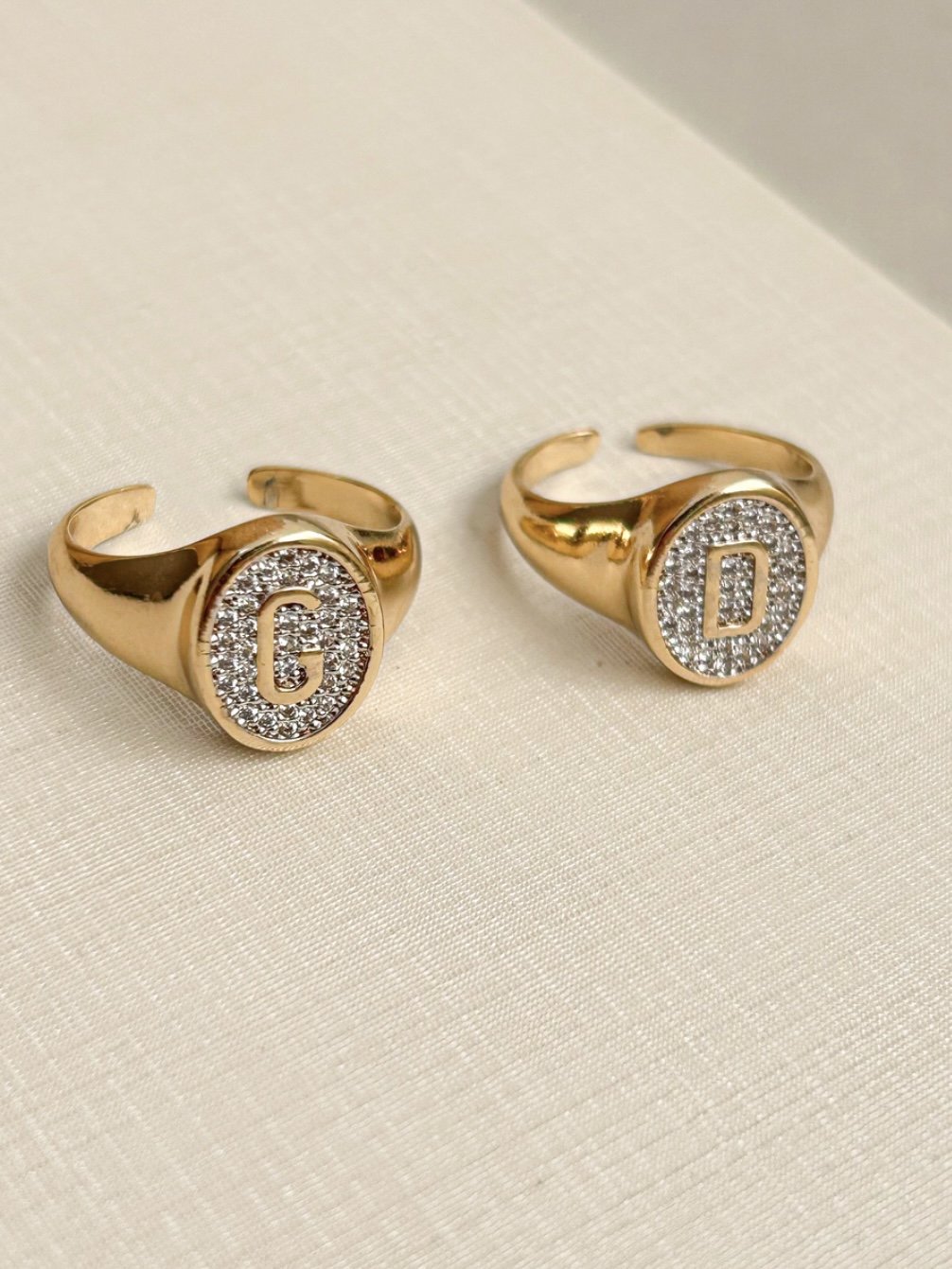 Anel Dedinho Regulável com Letra em Banho de Ouro