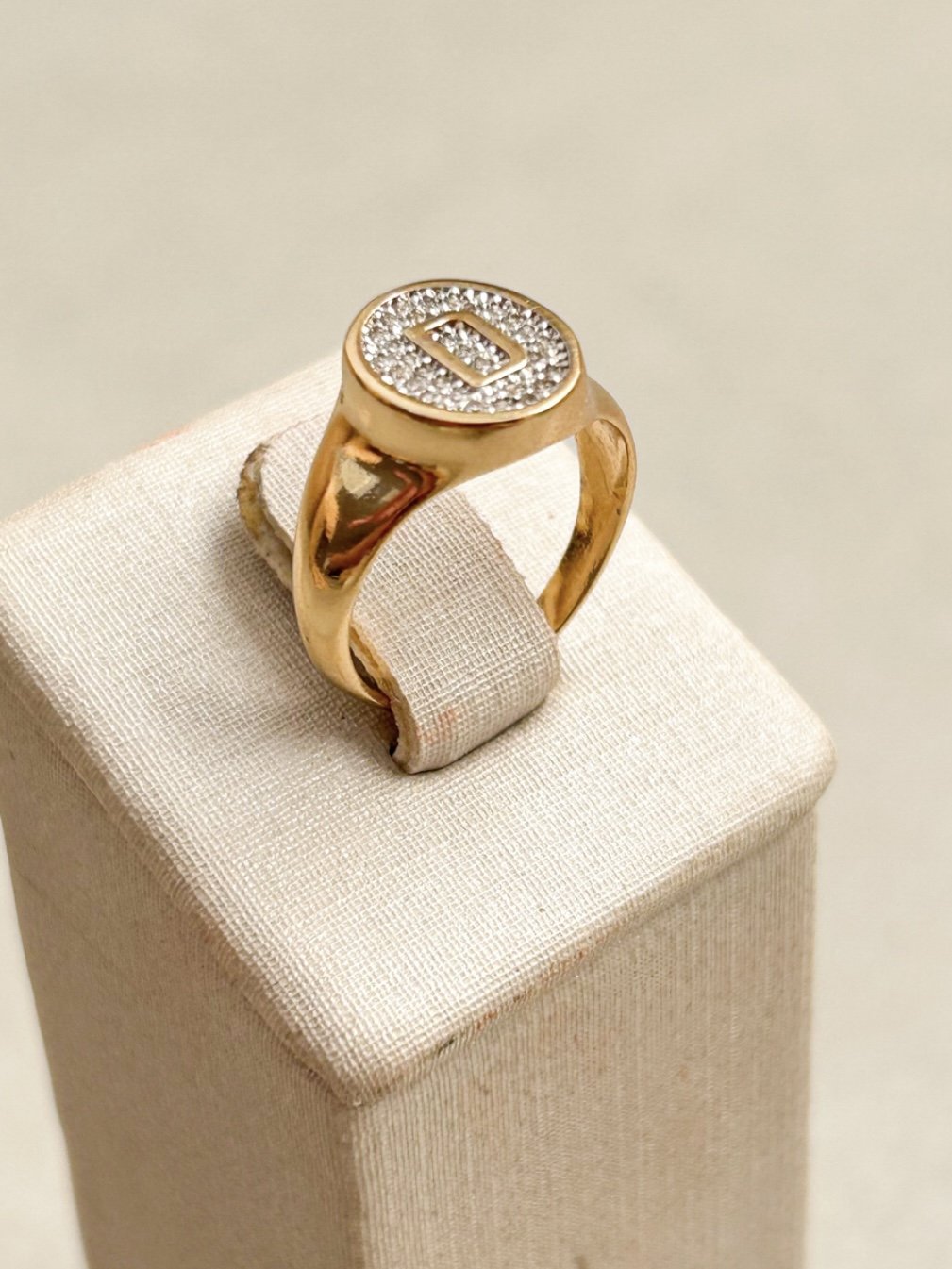 Anel Dedinho Regulável com Letra em Banho de Ouro