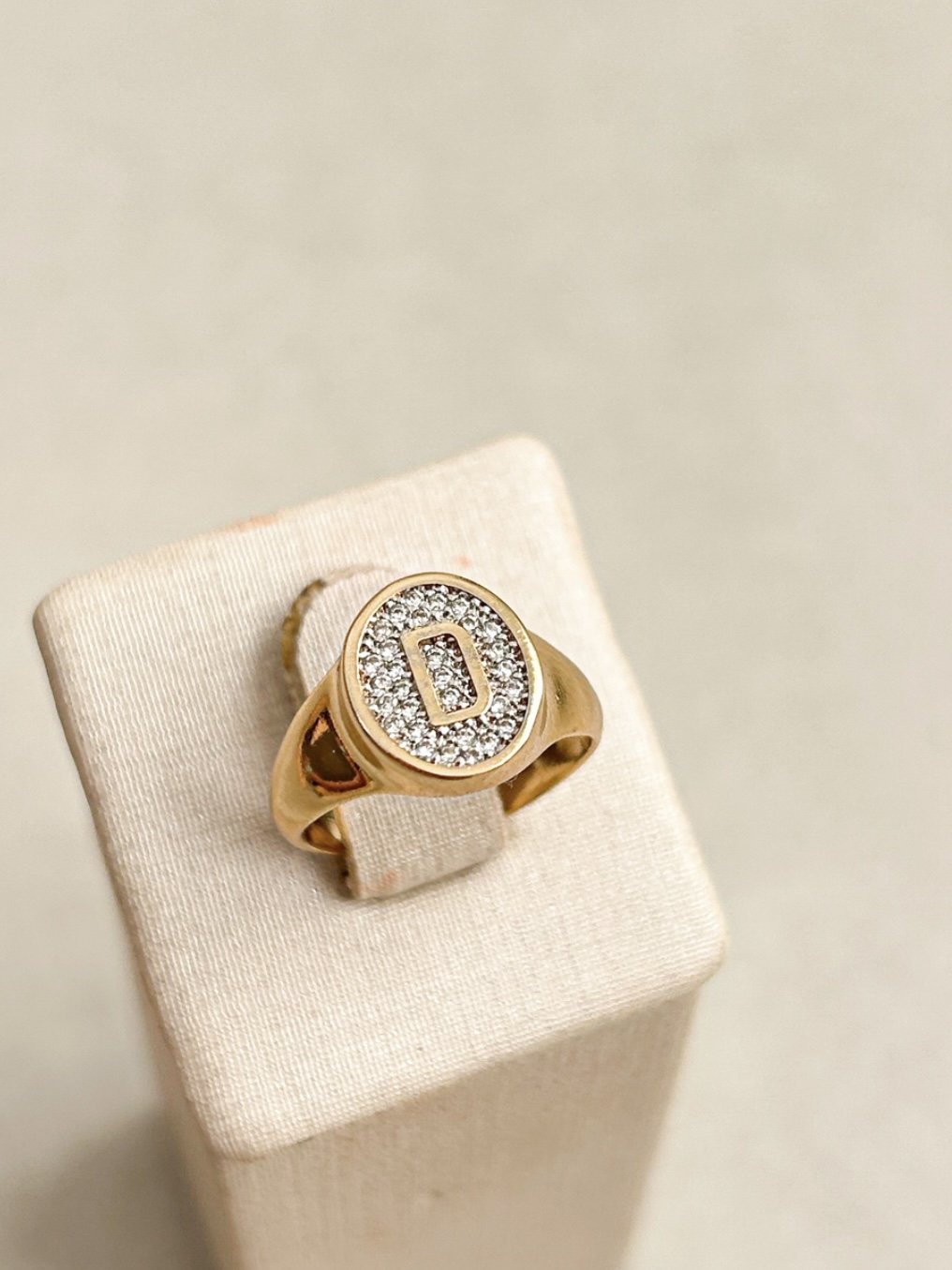 Anel Dedinho Regulável com Letra em Banho de Ouro