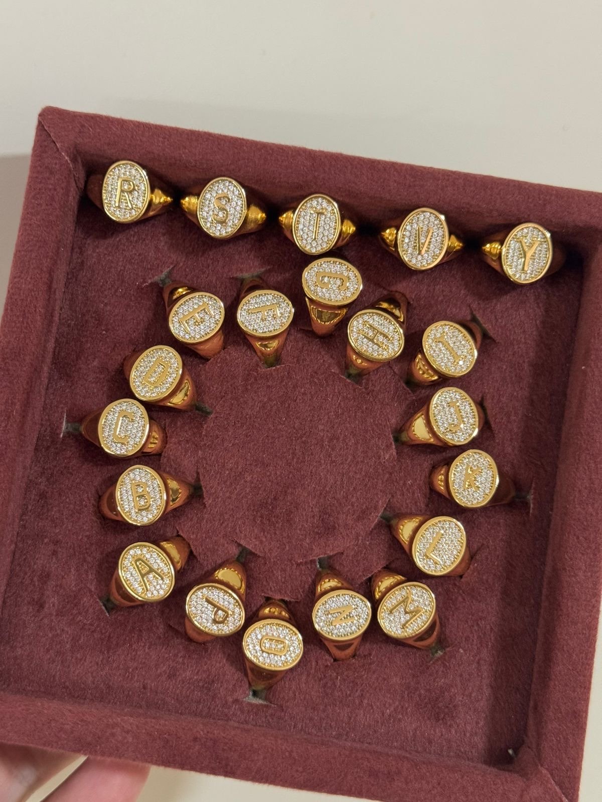 Anel Dedinho Regulável com Letra em Banho de Ouro