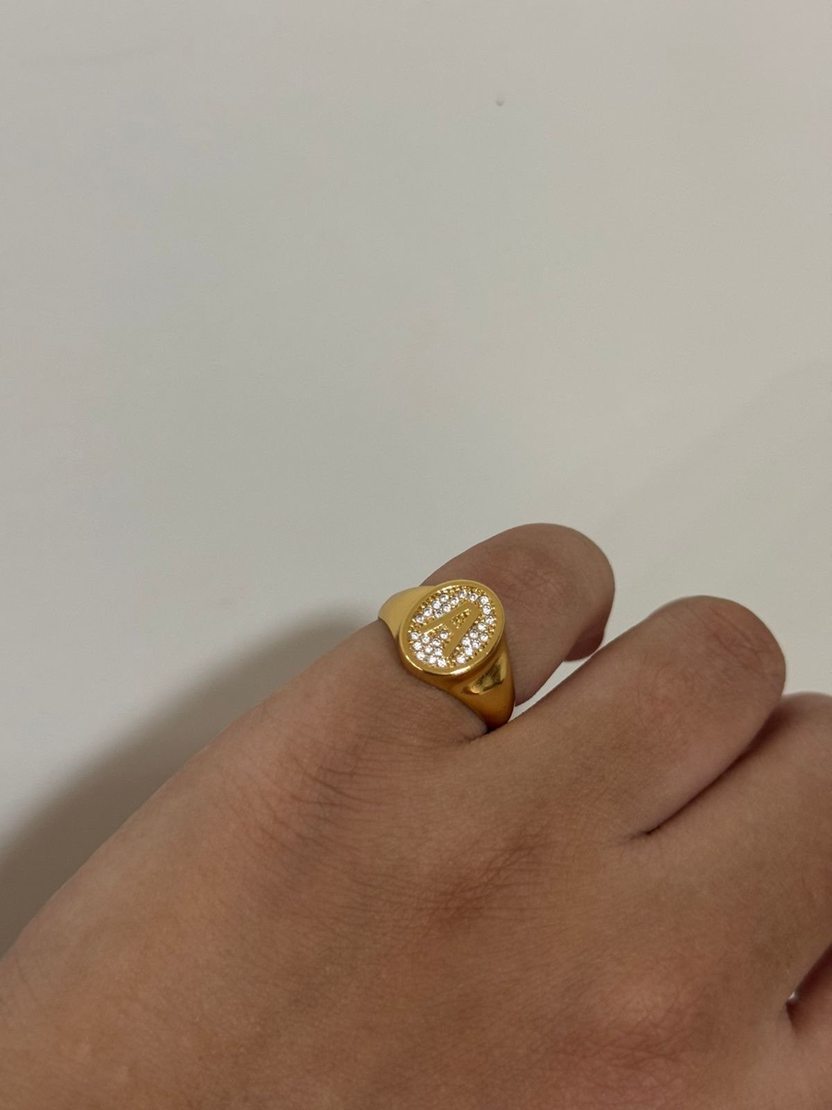 Anel Dedinho Regulável com Letra em Banho de Ouro