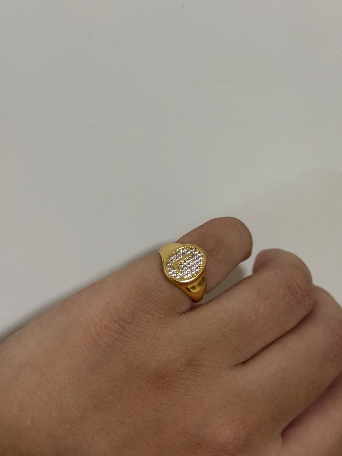 Anel Dedinho Regulável com Letra em Banho de Ouro