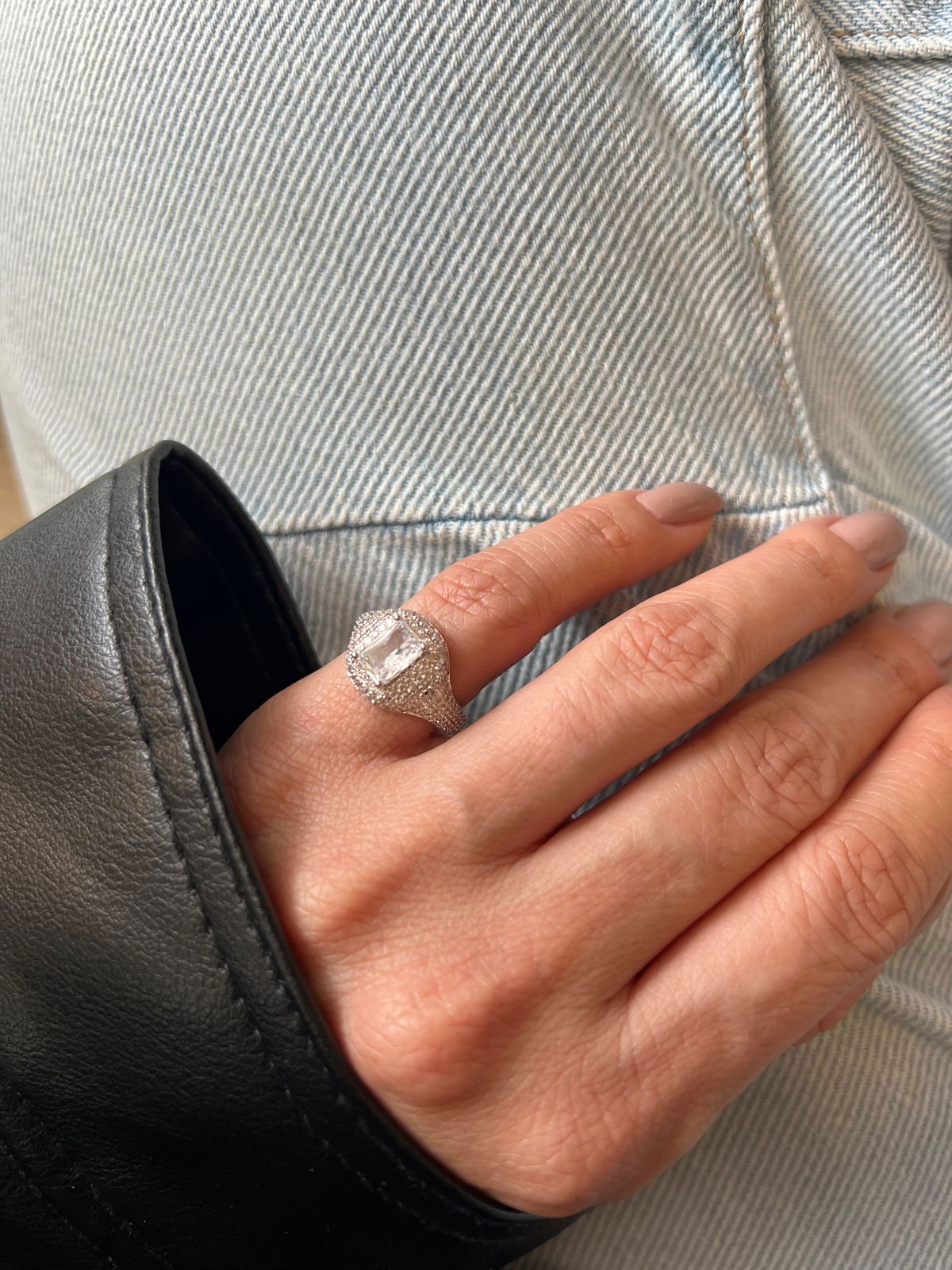 Anel Dedinho Regulável com Zircônia Cristal em Banho de Ródio Branco