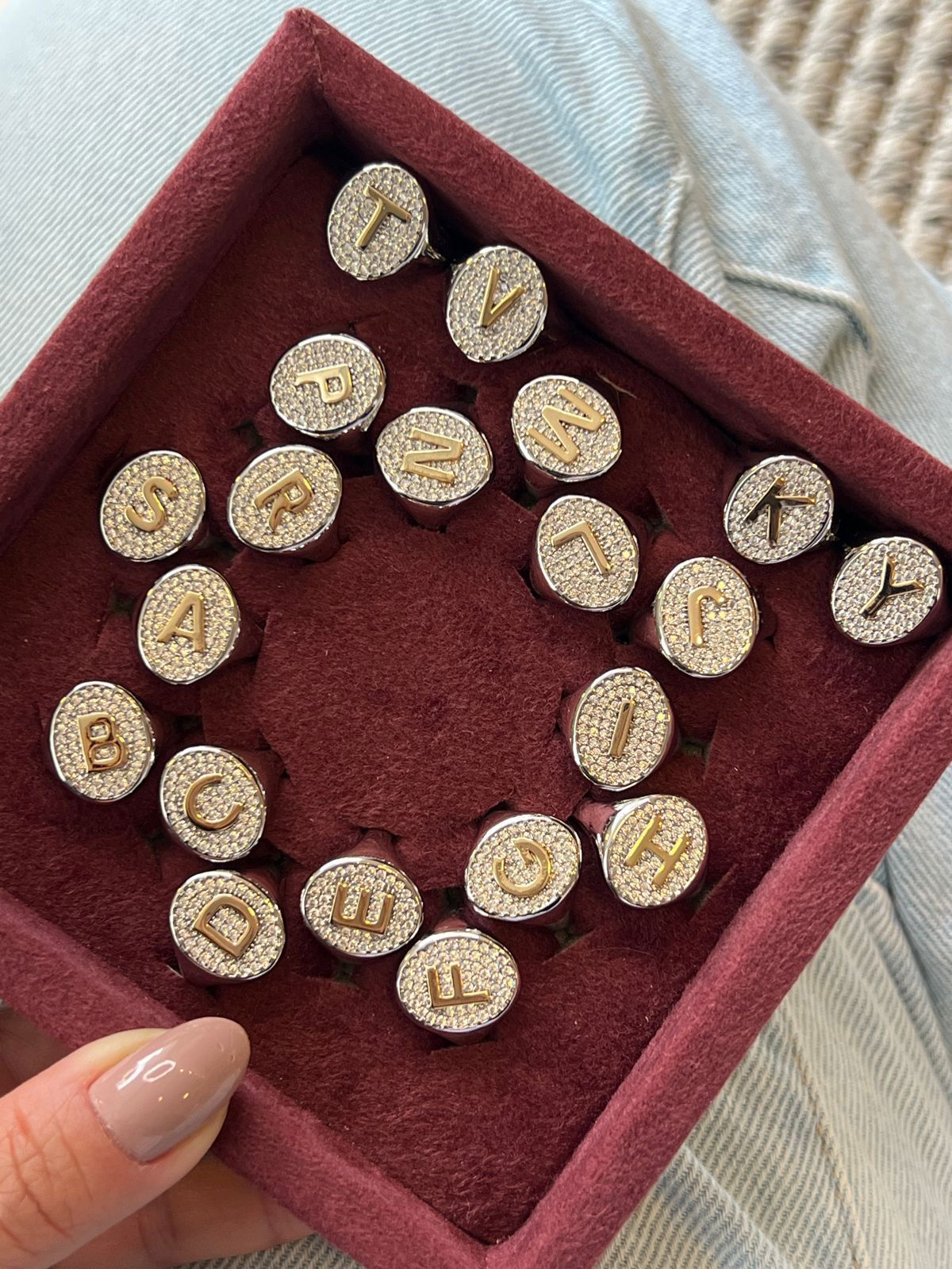 Anel Dedinho Regulável Letra com Zircônia Cristal e Banho Duo Ródio Branco + Ouro