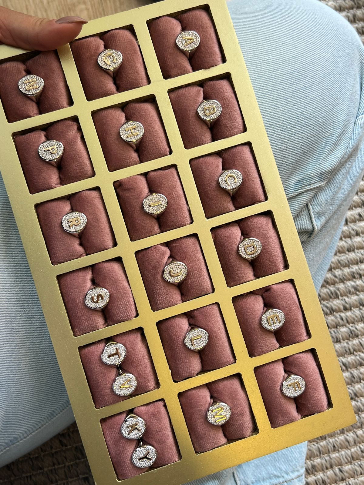 Anel Dedinho Regulável Letra com Zircônia Cristal e Banho Duo Ródio Branco + Ouro