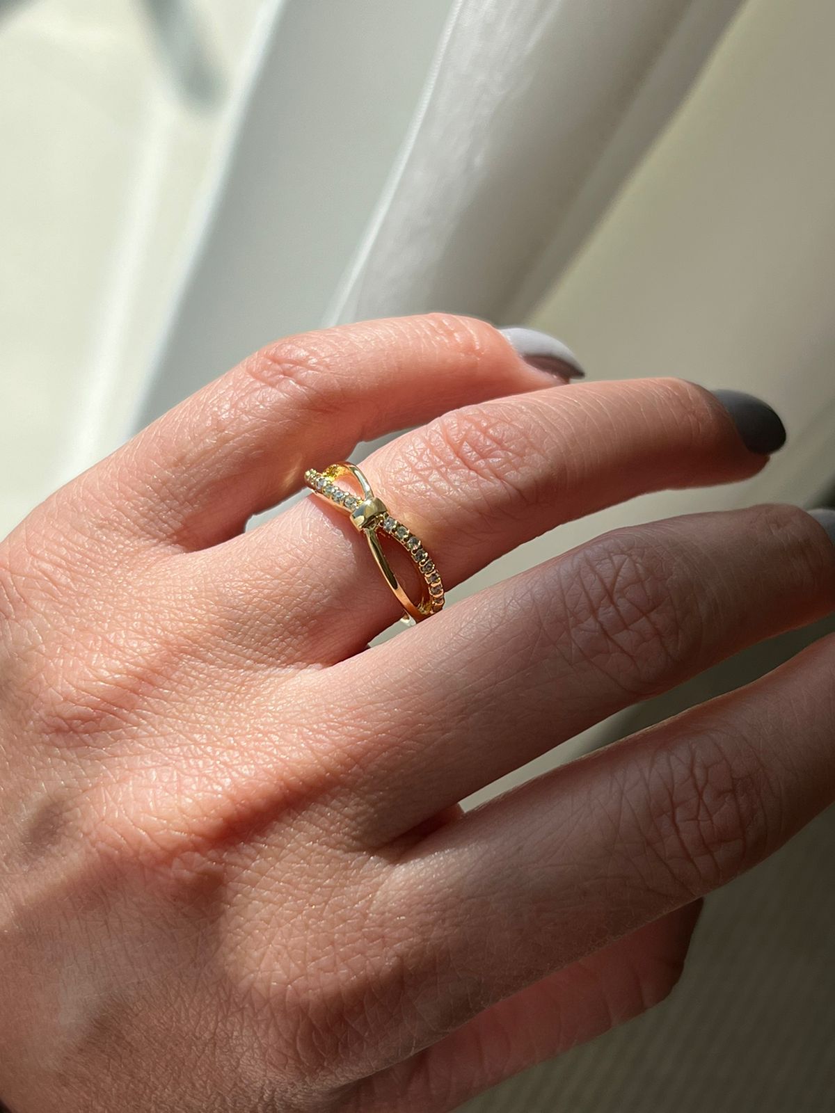 Anel Entrelaçado com Zircônia Cristal em Banho de Ouro