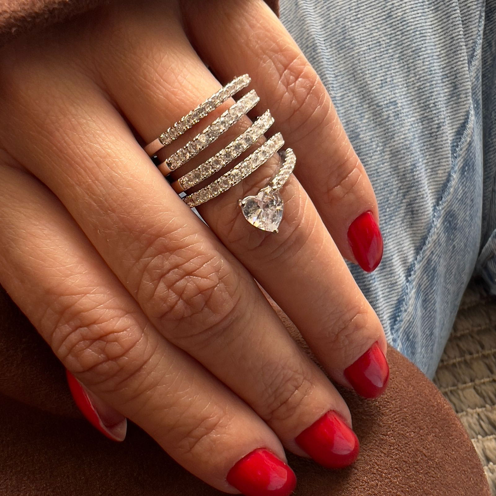 Anel Espiral com Coração em Zircônia Cristal em Banho de Ródio Branco