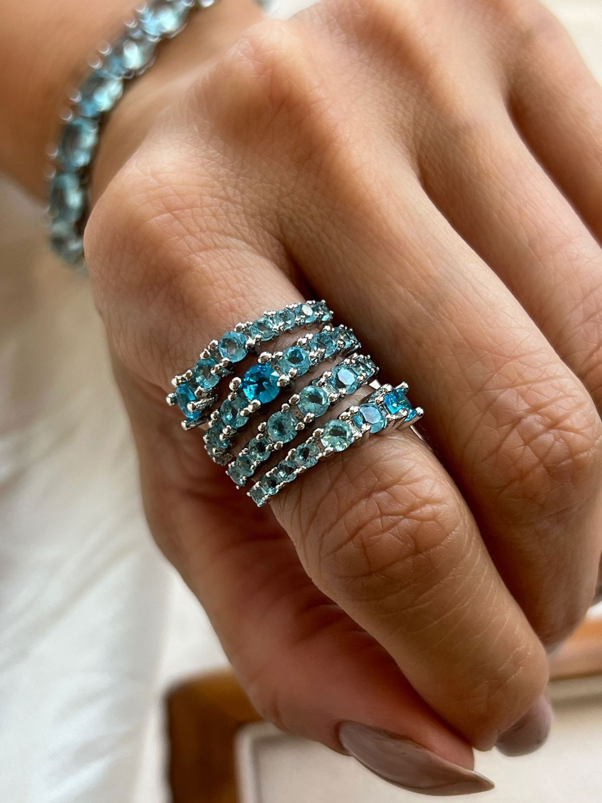 Anel Espiral com Zircônia Azul em Banho de Ródio Branco