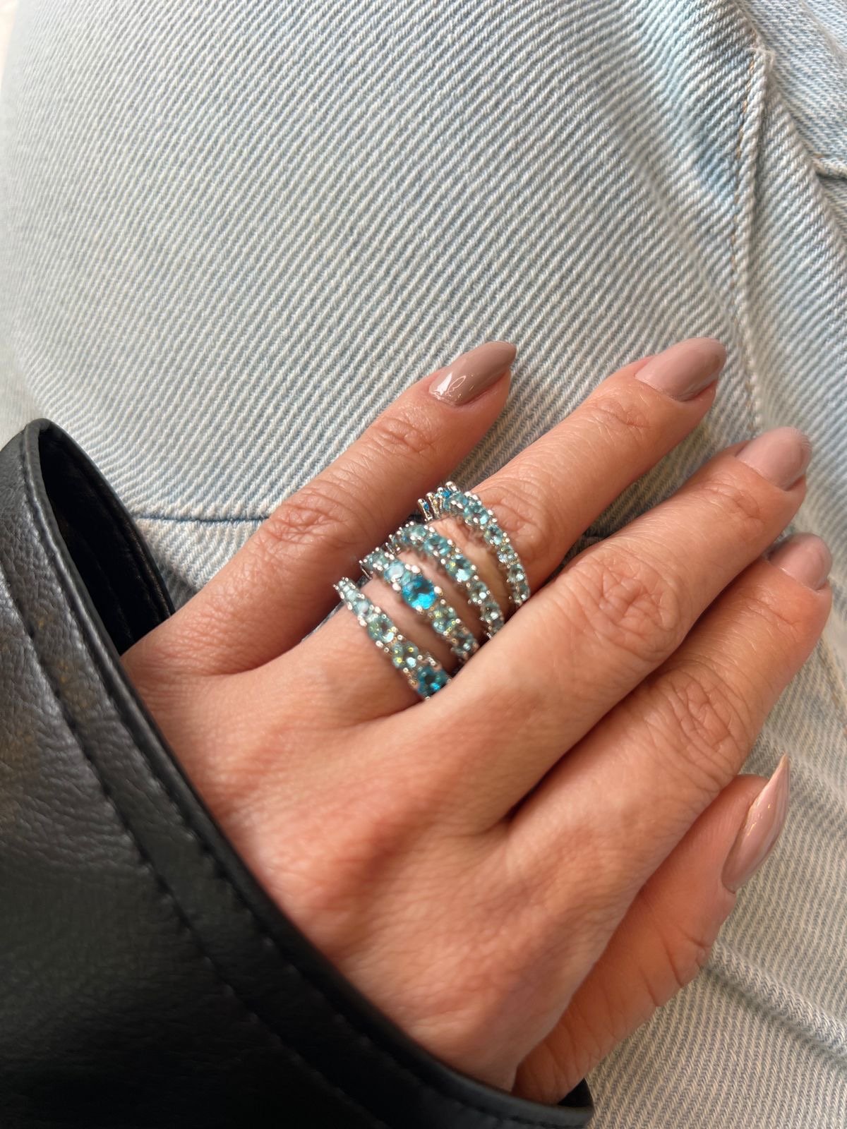 Anel Espiral com Zircônia Azul em Banho de Ródio Branco