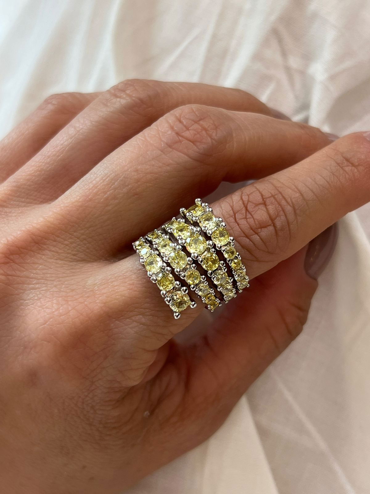 Anel Espiral com Zircônia Citrino em Banho de Ródio Branco