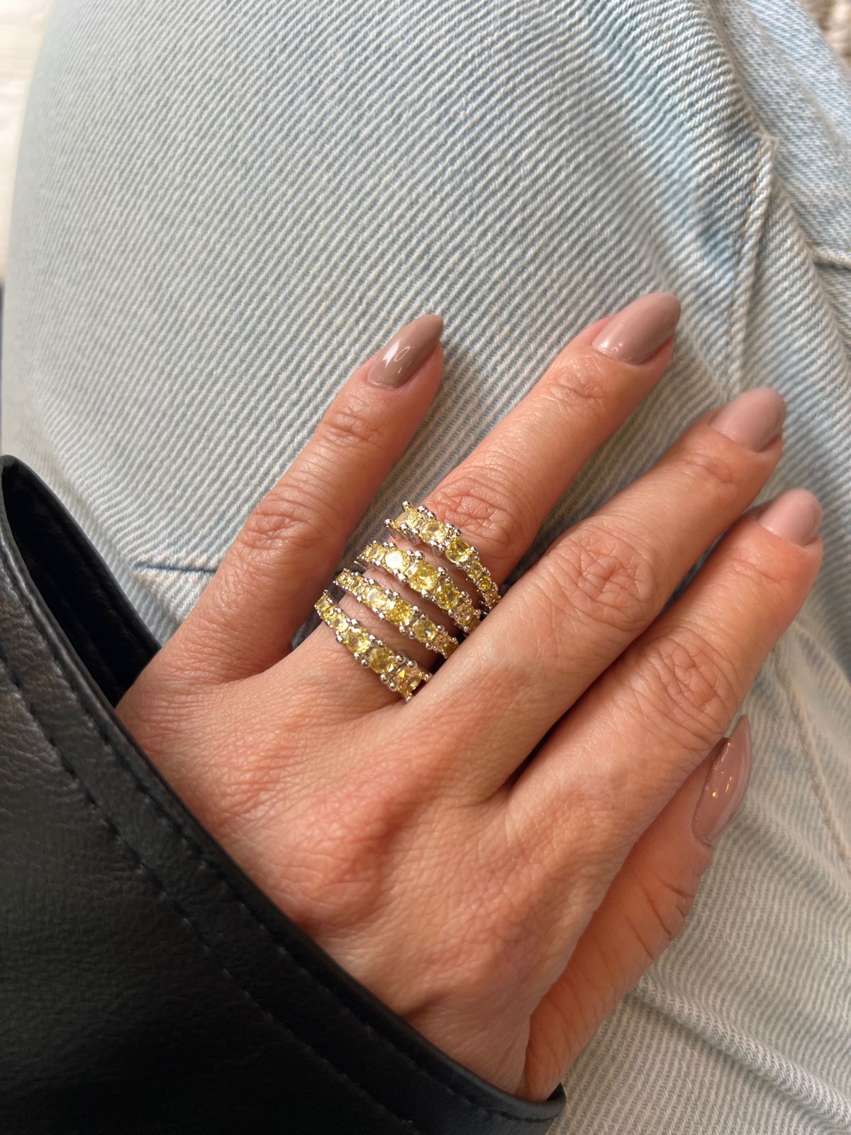 Anel Espiral com Zircônia Citrino em Banho de Ródio Branco