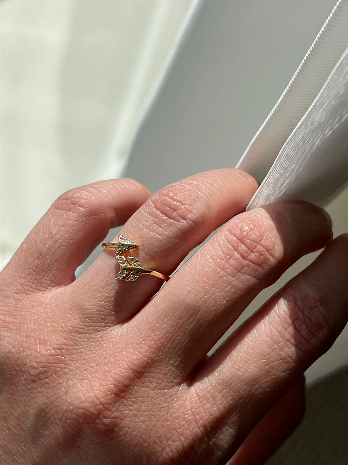 Anel Flecha com Zircônia Cristal em Banho de Ouro