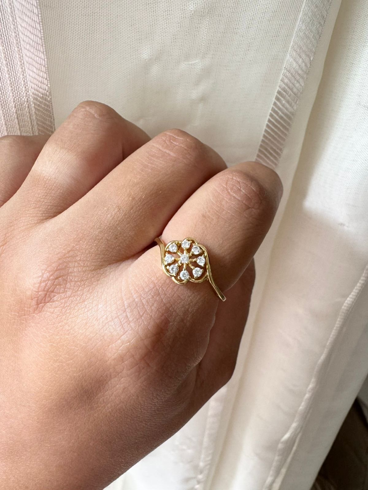 Anel Flor com Zircônia Cristal em Banho de Ouro