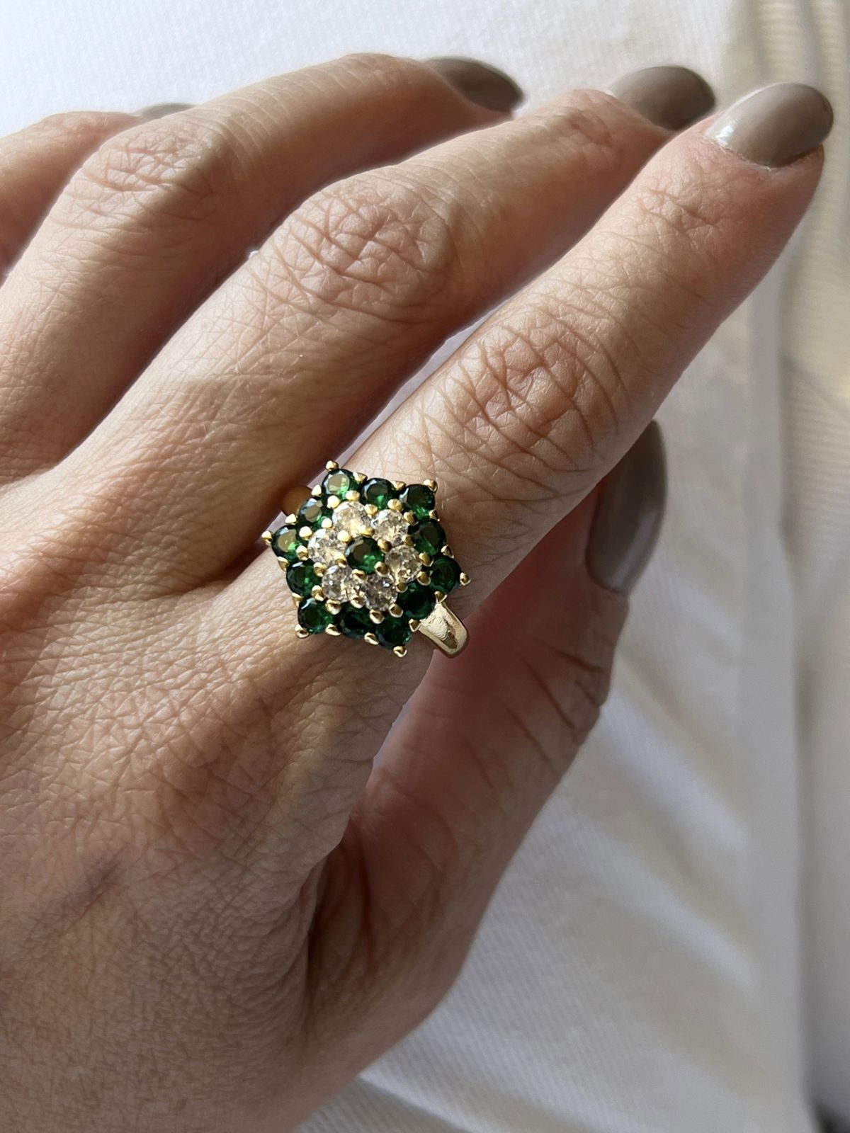 Anel Flor com Zircônia Verde Esmeralda e Cristal em Banho de Ouro