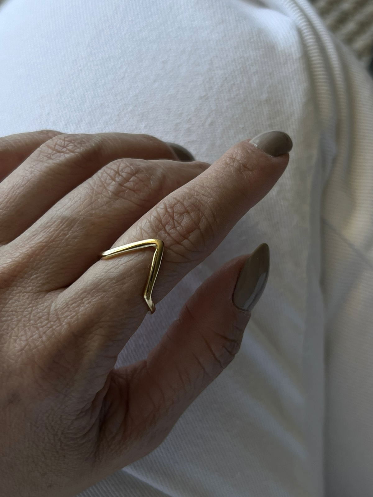 Anel Liso V em Banho de Ouro