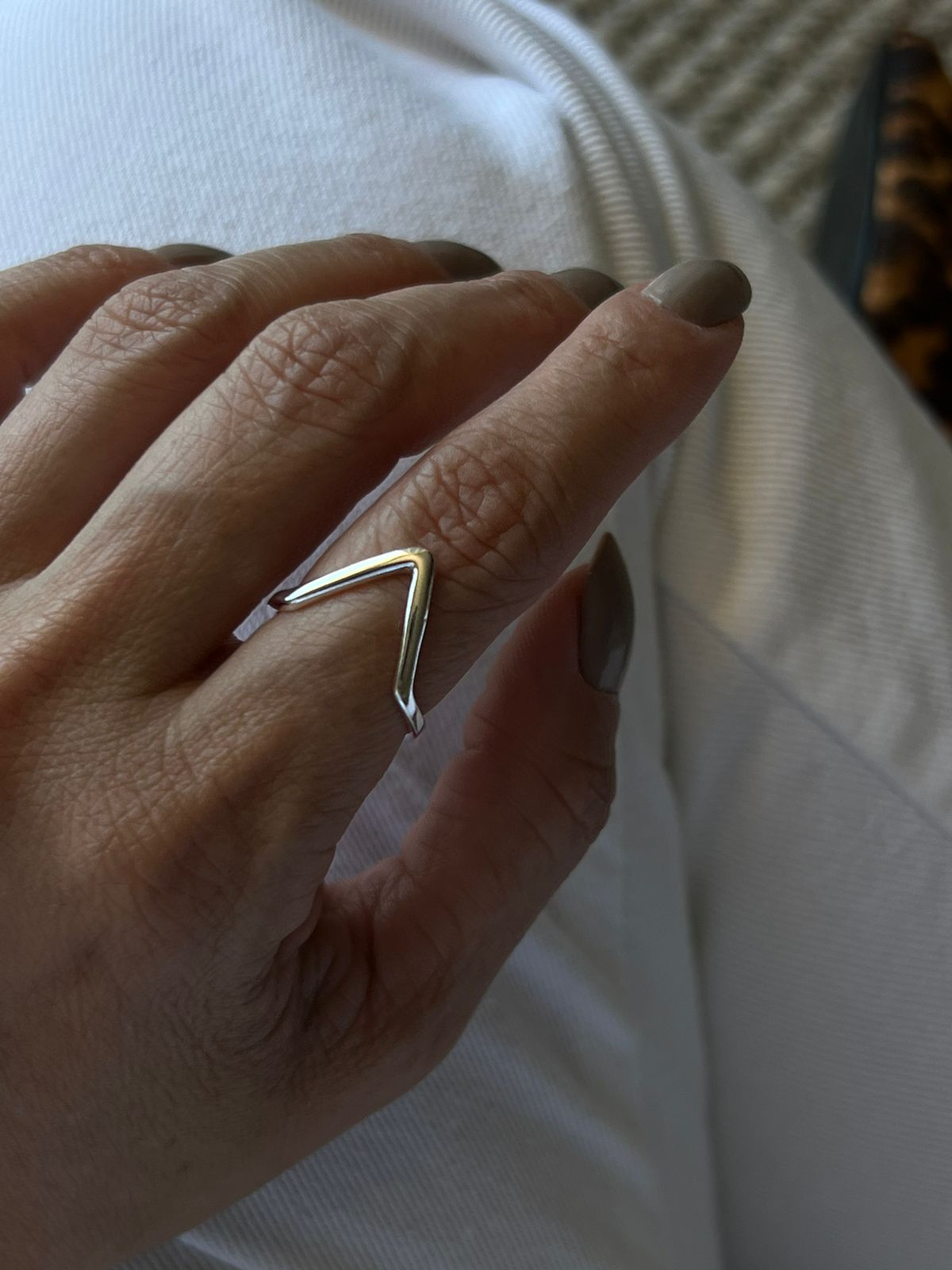 Anel Liso V em Banho de Prata